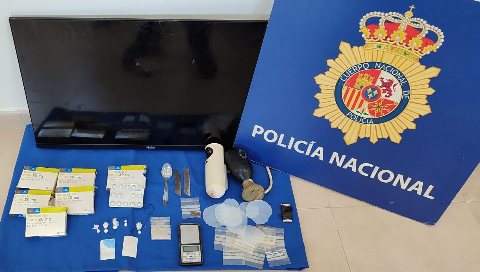Sustancias y materiales incautados por la Policía Nacional tras el desmantelamiento de un punto de venta de drogas en Sanlúcar.