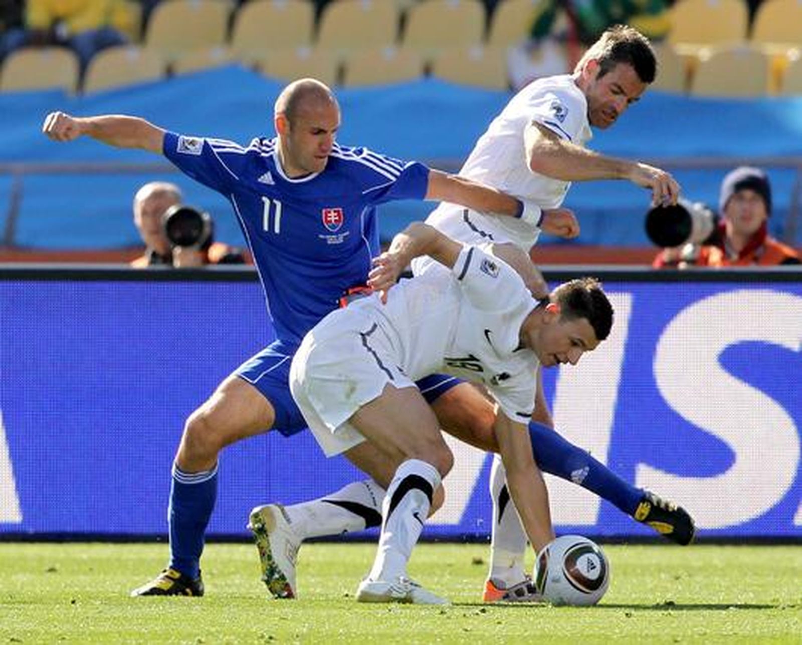 El delantero de Eslovaquia Robert Vittek (i) intenta robar el balón a Tommy Smith (c), con Ryan Nelsen (d) presionándole.

Foto: Efe