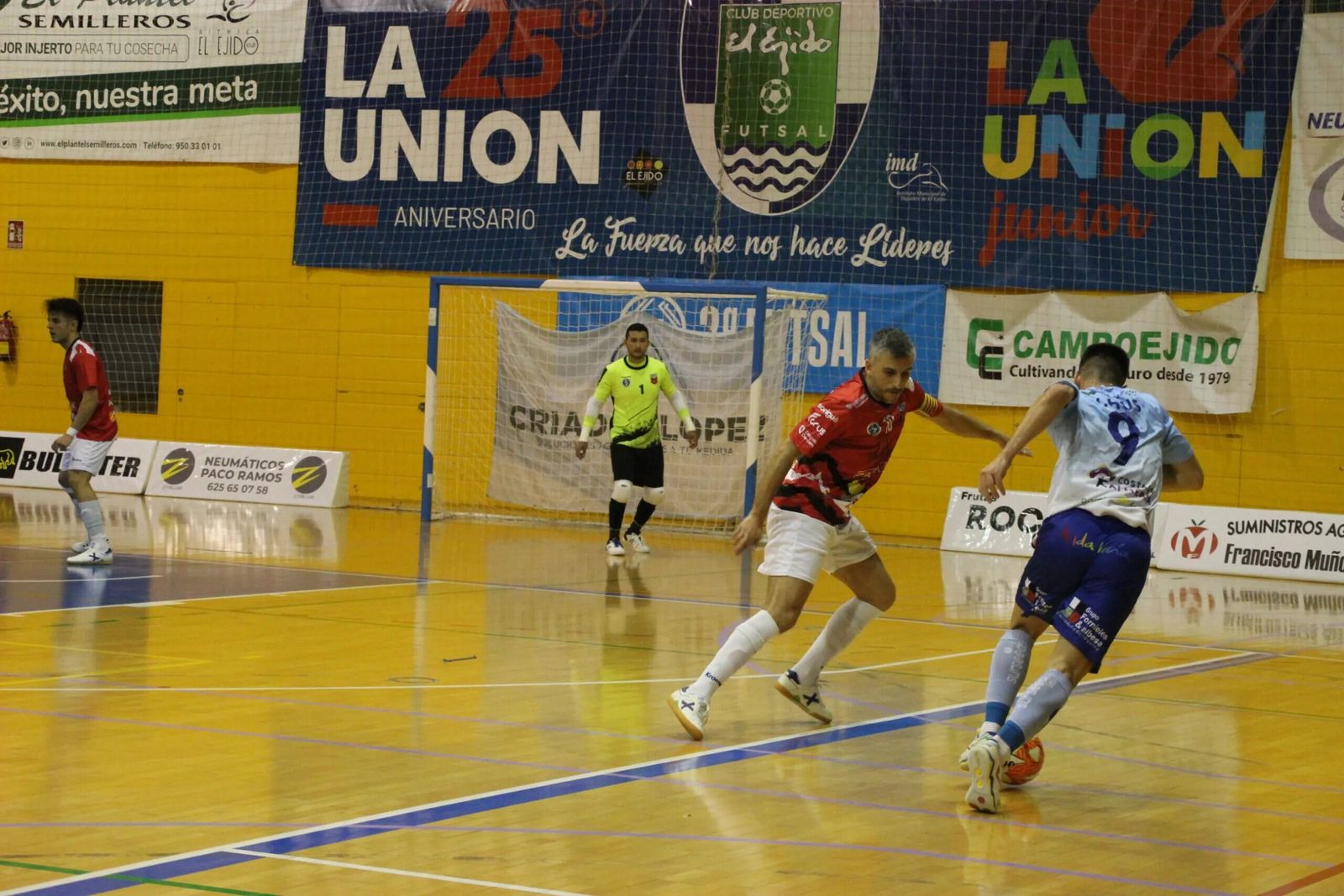 Chus trata de irse de Retamar durante una acción del encuentro que ambos disputaron en la ida.