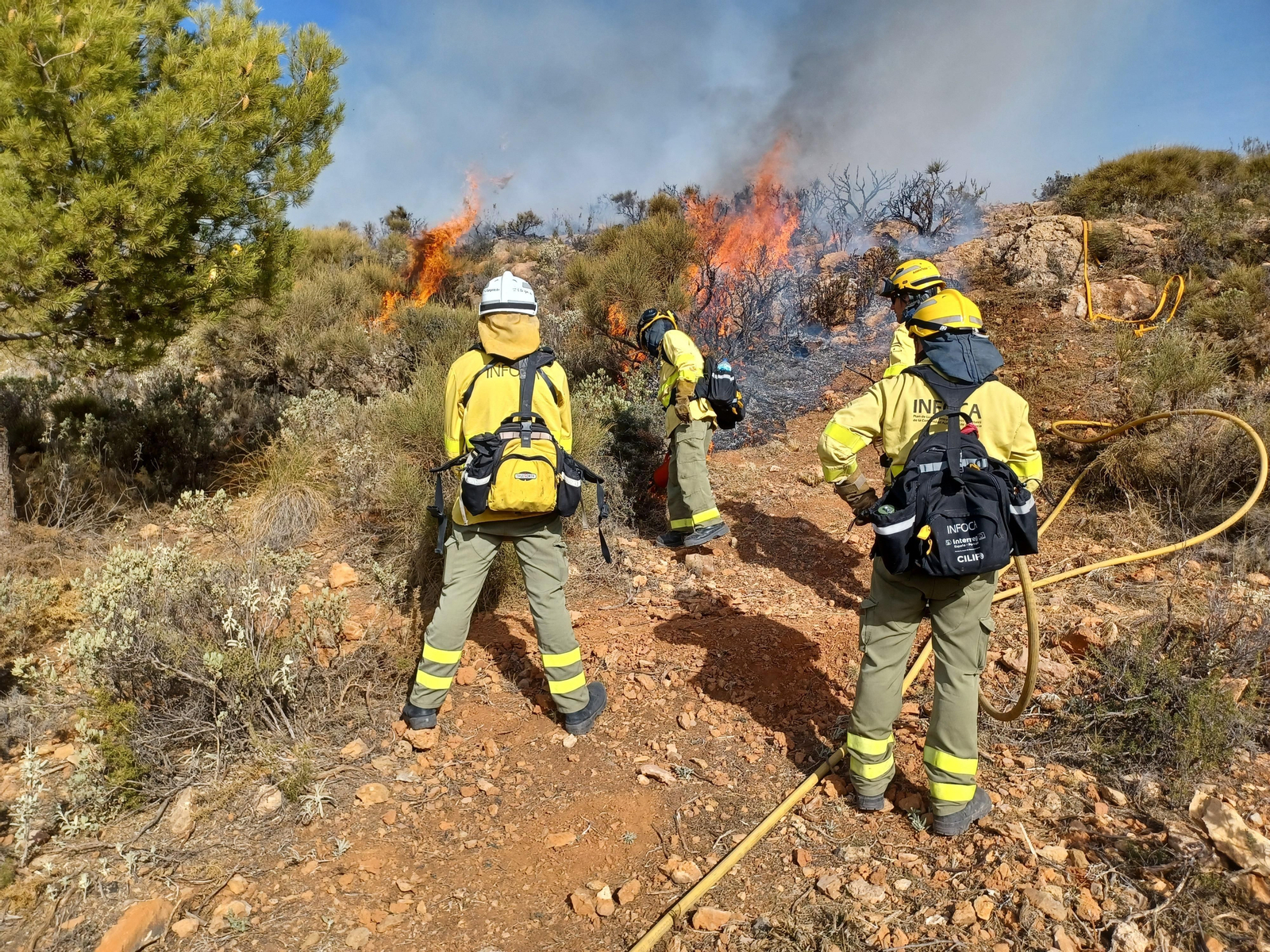 Quema prescrita del Infoca en Cortijo Clavero de Dalías