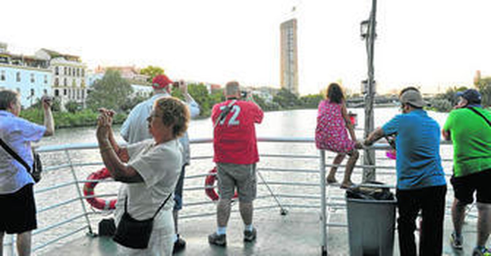 Un grupo de turistas en el crucero turístico que recorre el río Guadalquivir.
