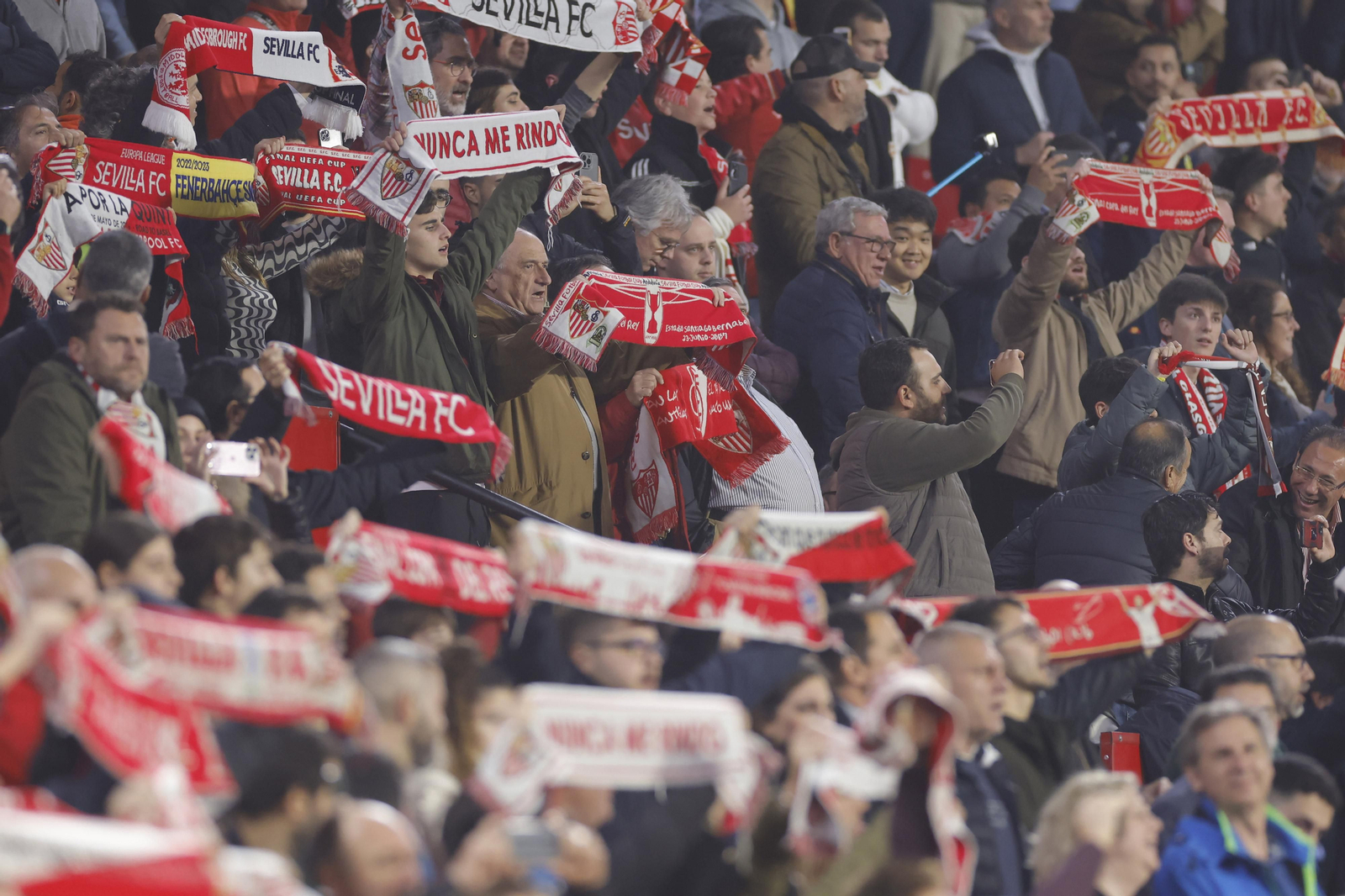 Búscate en las fotos del Sevilla-Fenerbahçe,
