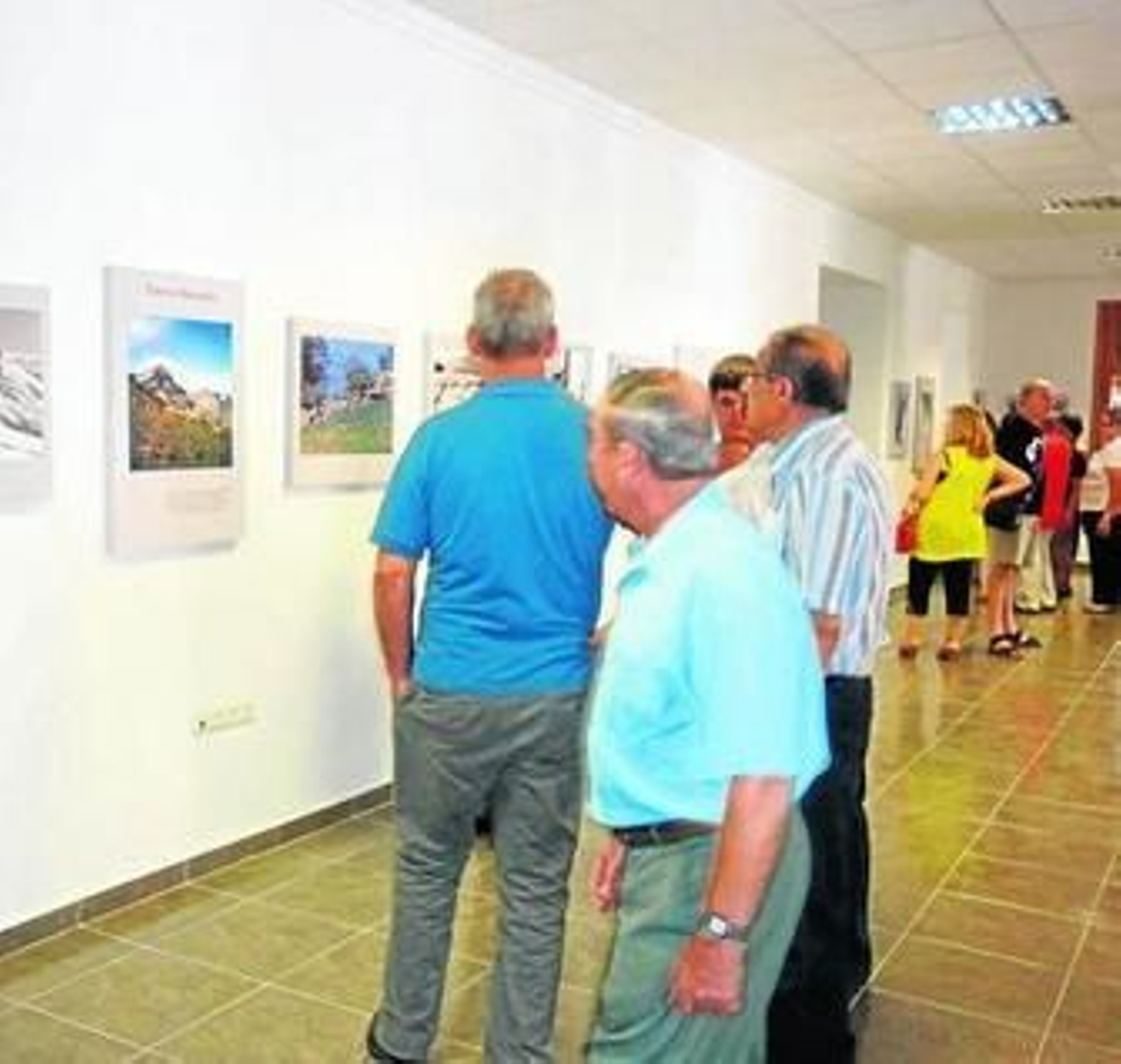 Visitantes a la exposición 'La montaña habitada'.