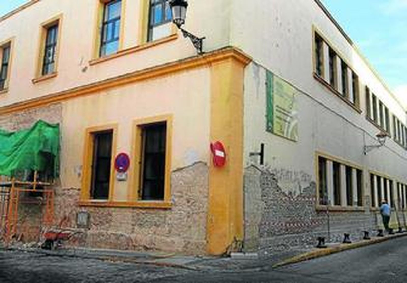 Las obras en el colegio San Agustín están poniendo al descubierto los muros de fachada del antiguo convento.
