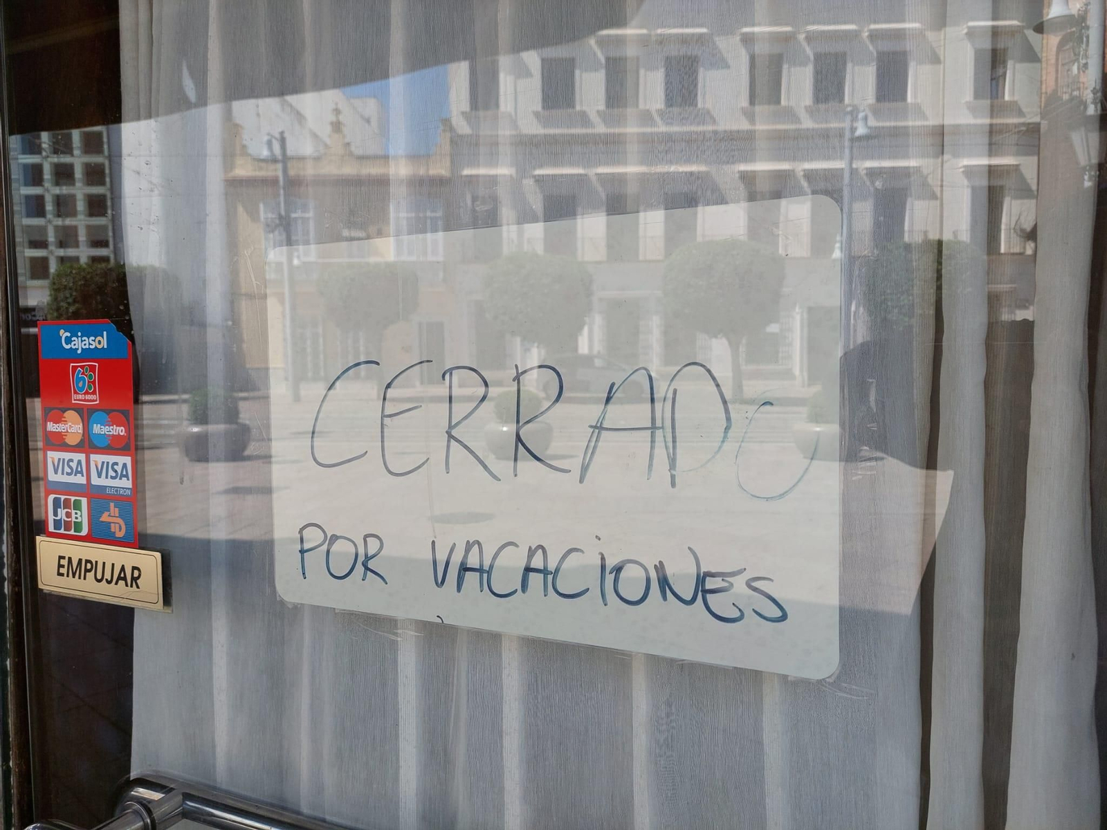 Uno de los carteles que avisaba del 'cierre por vacaciones' del negocio.