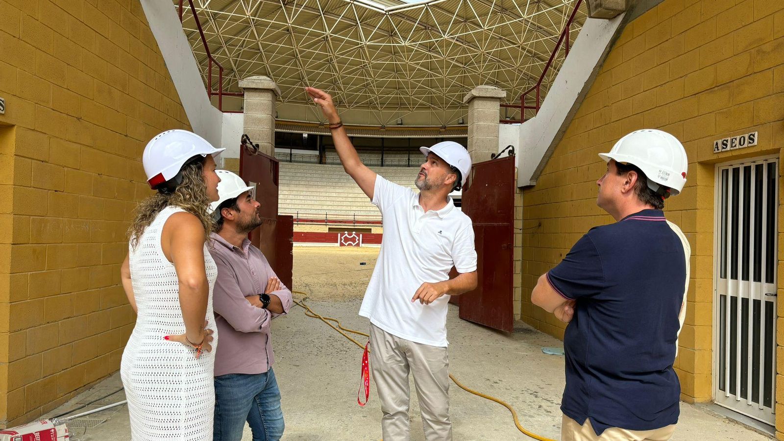 Los representantes municipales, durante la visita.