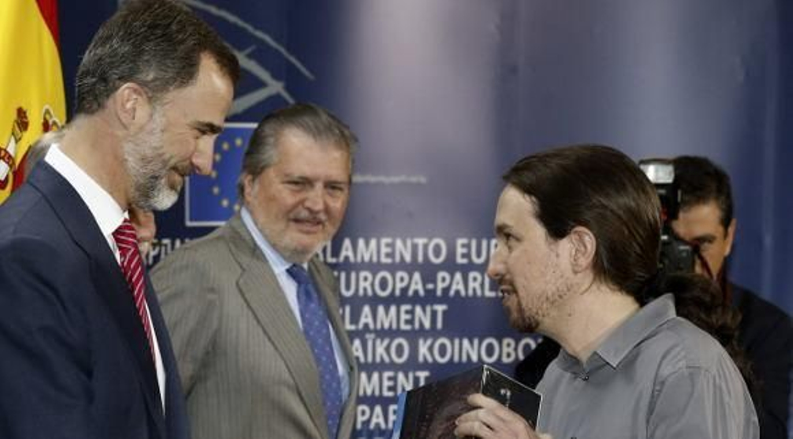 Pablo Iglesias le regala la serie 'Juego de Tronos' a Felipe VI