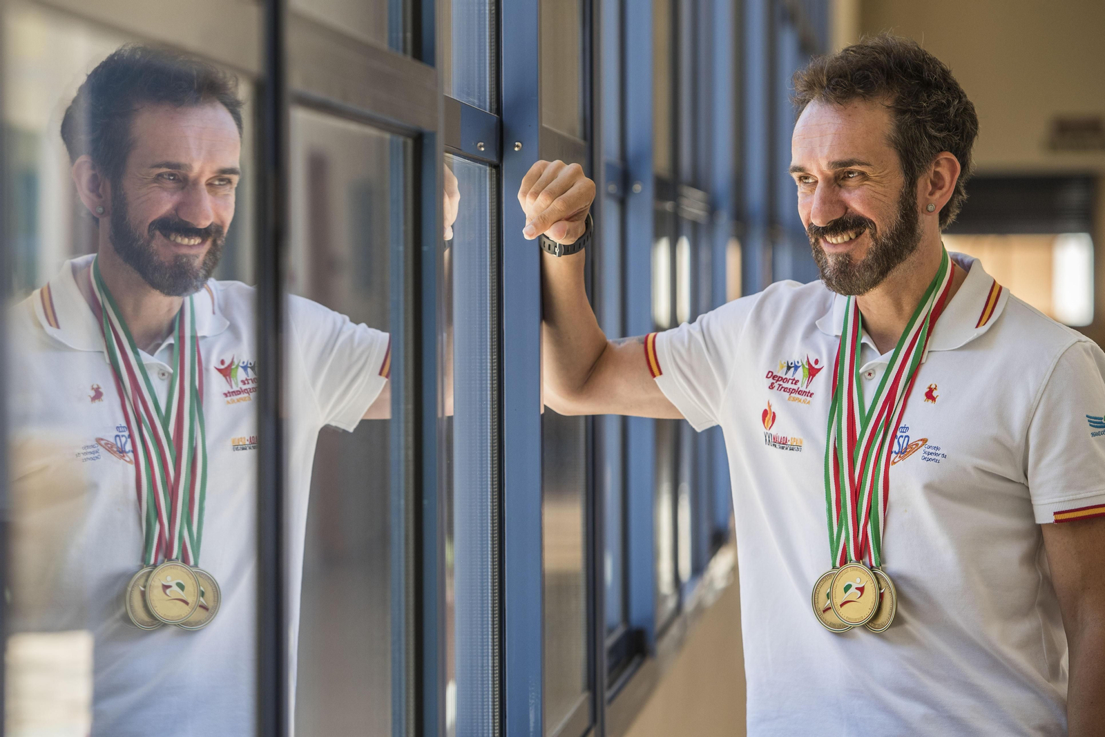 Miguel Ángel Muñoz, con las tres medallas conseguidas en Cagliari, en los Juegos para Trasplantados.
