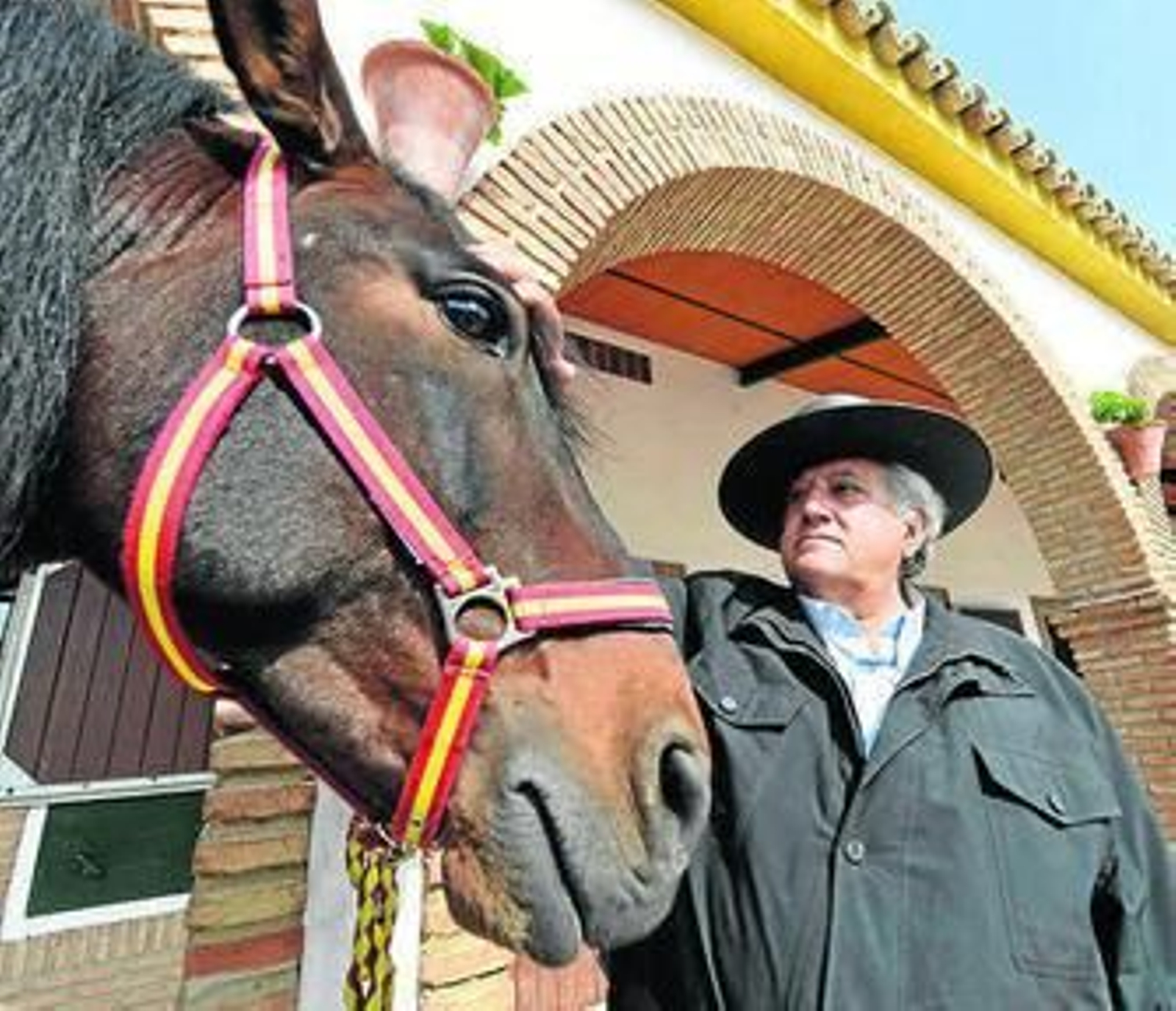Luis Mahillo junto a uno de sus caballos.