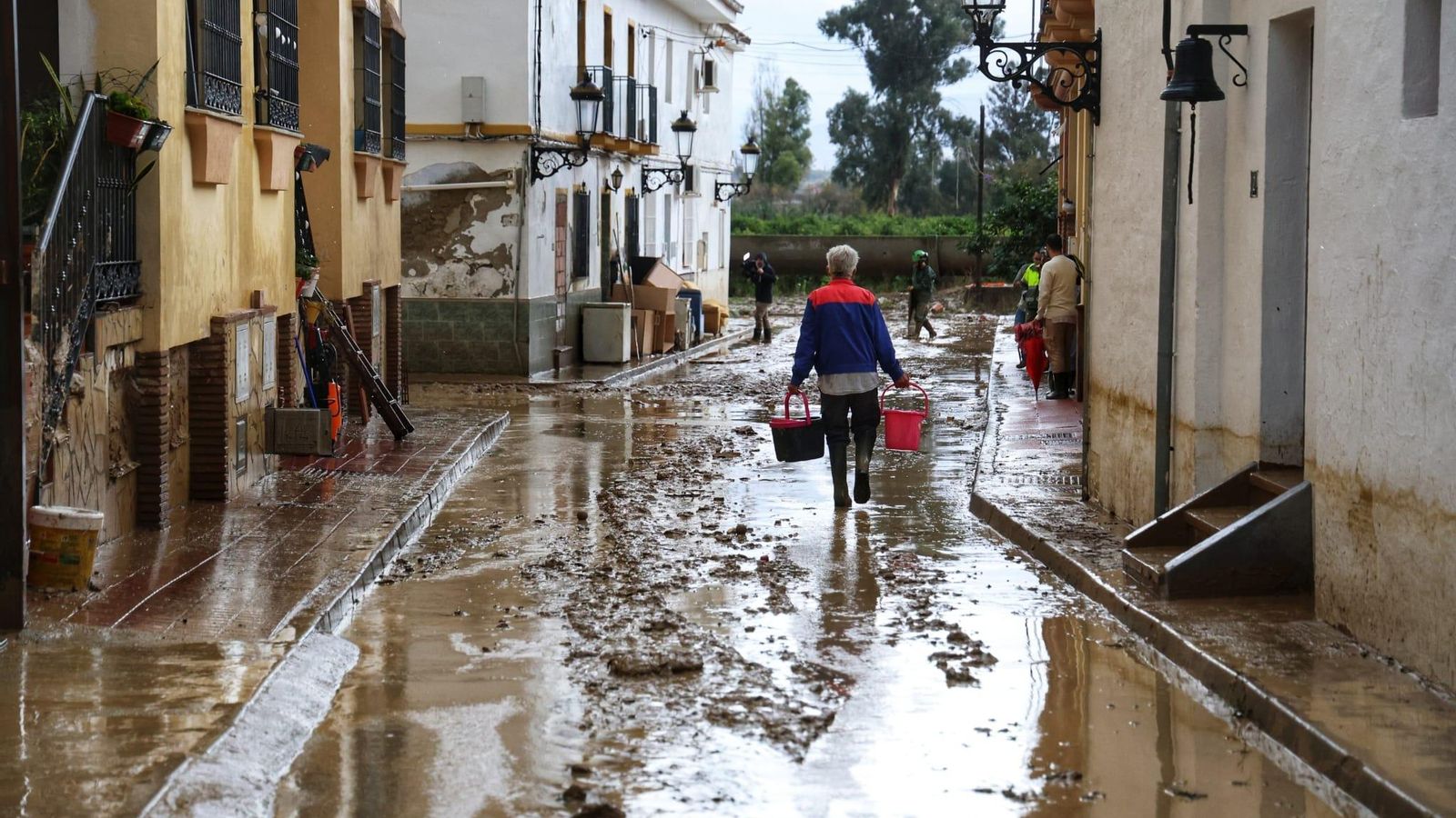 Un vecino de Doña Ana con dos cubos para labores de limpieza.