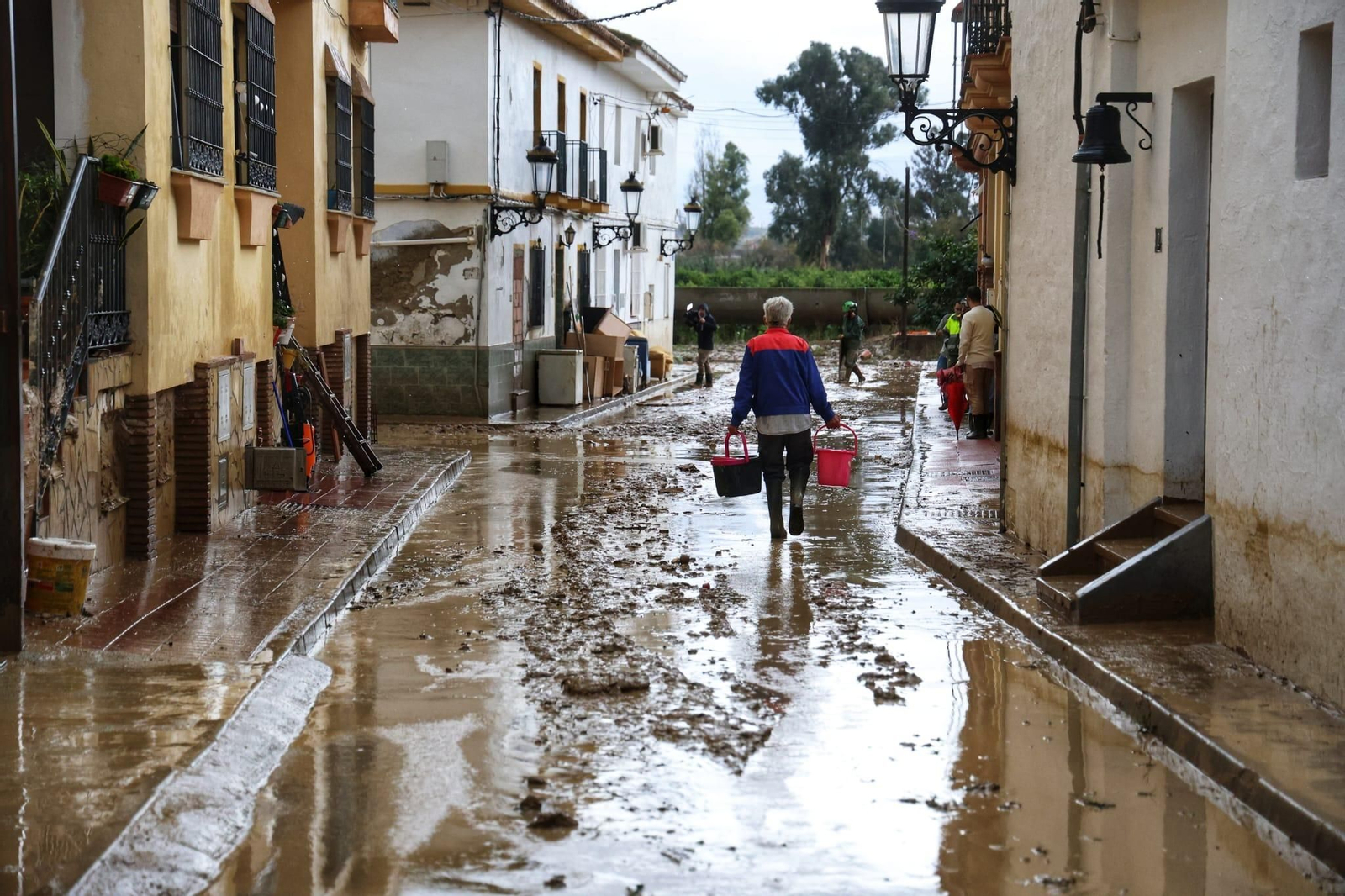 Un vecino de Doña Ana con dos cubos para labores de limpieza.