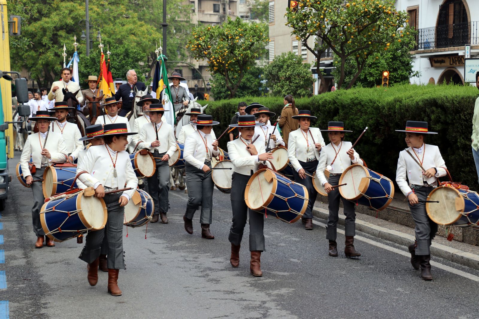 El Rocío 2023: Imágenes de la Hermandad de Emigrantes en su salida de Huelva