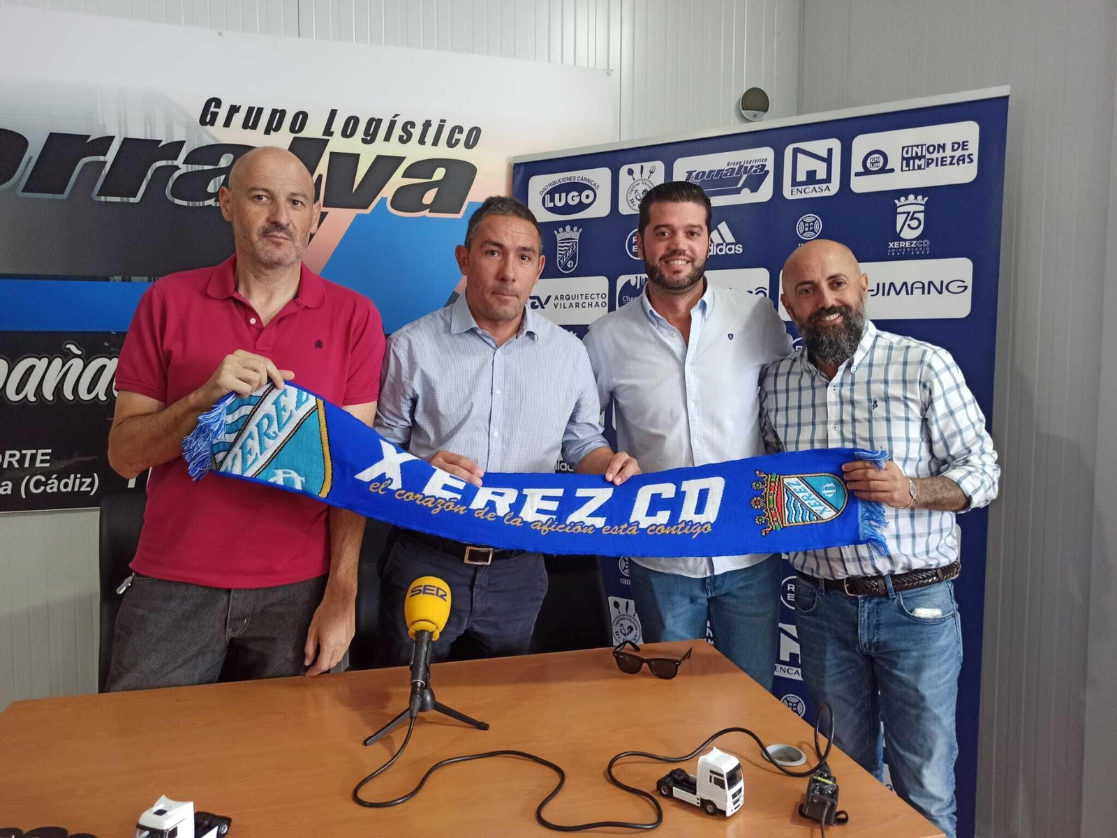 Juan Luis Gil, presidente del Xerez CD, en la presentación de Juan Carlos como técnico azulino.