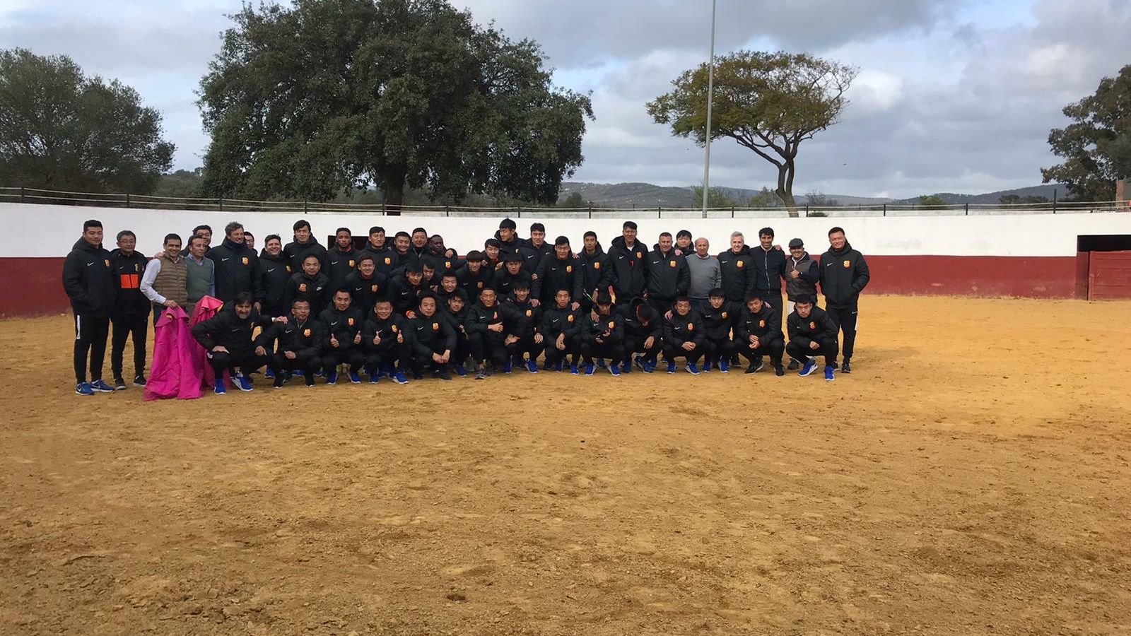 La plantilla del Wuhan posa en la plaza de Soto de Roma.