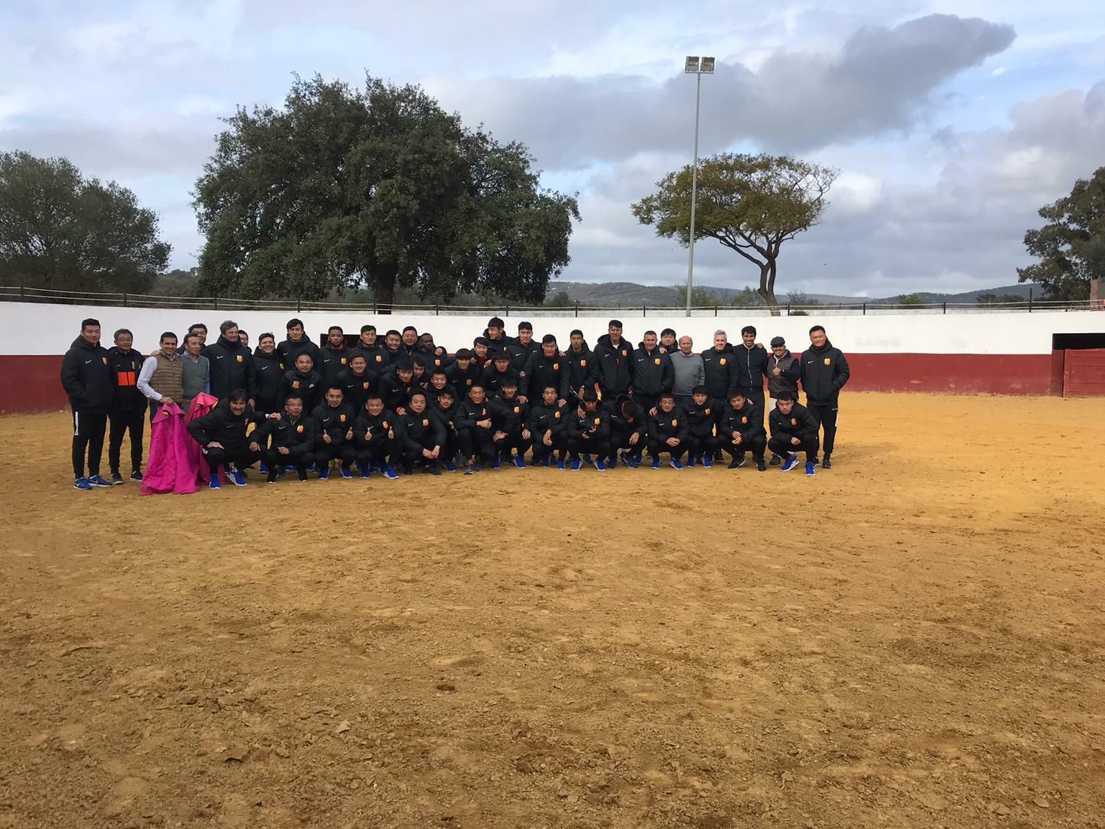 La plantilla del Wuhan posa en la plaza de Soto de Roma.