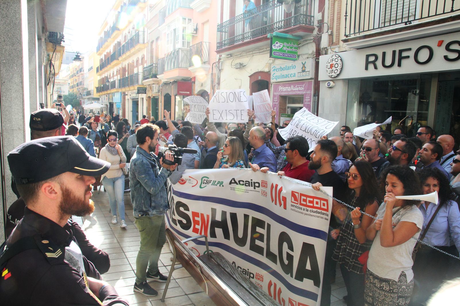 Imágenes de la concentración de funcionarios de prisión ante la subdelegación del Gobierno