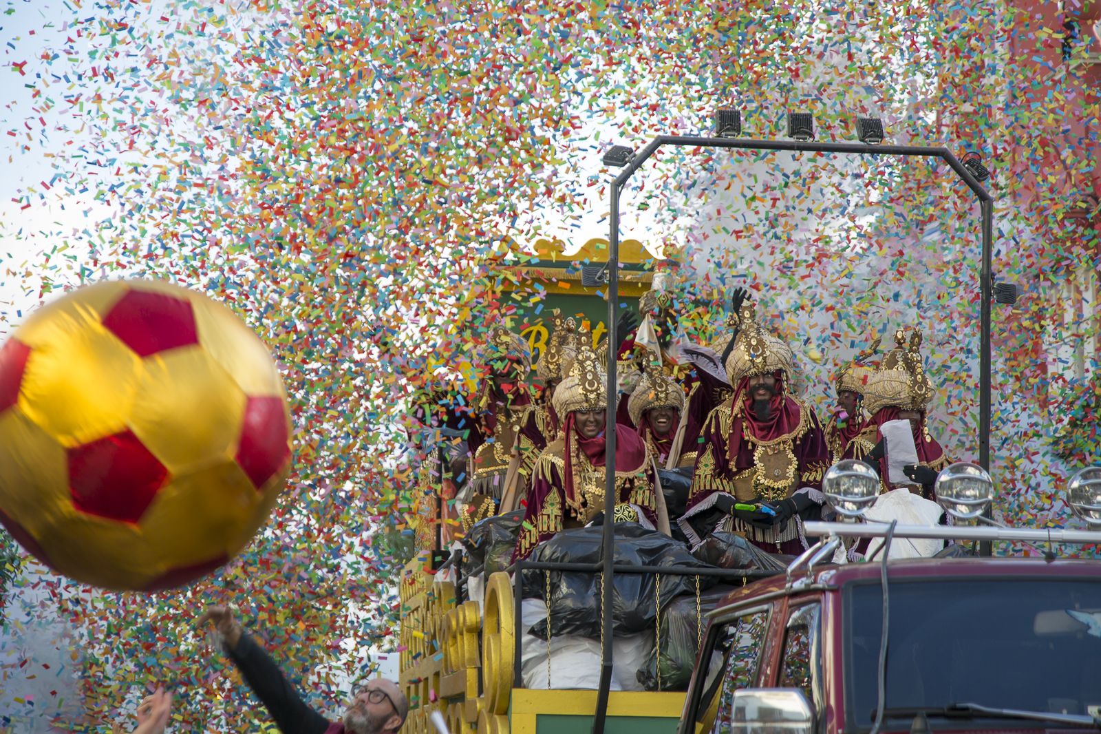 Una lluvia, pero de confeti, rodea la carroza del Rey Baltasar en Los Palacios y Villafranca.