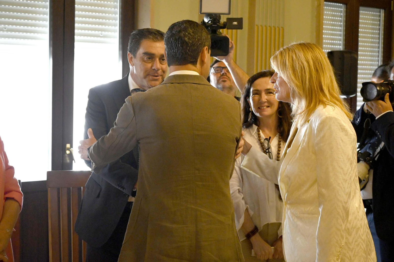 Visita de Juanma Moreno al Ayuntamiento de Huelva, en Imágenes