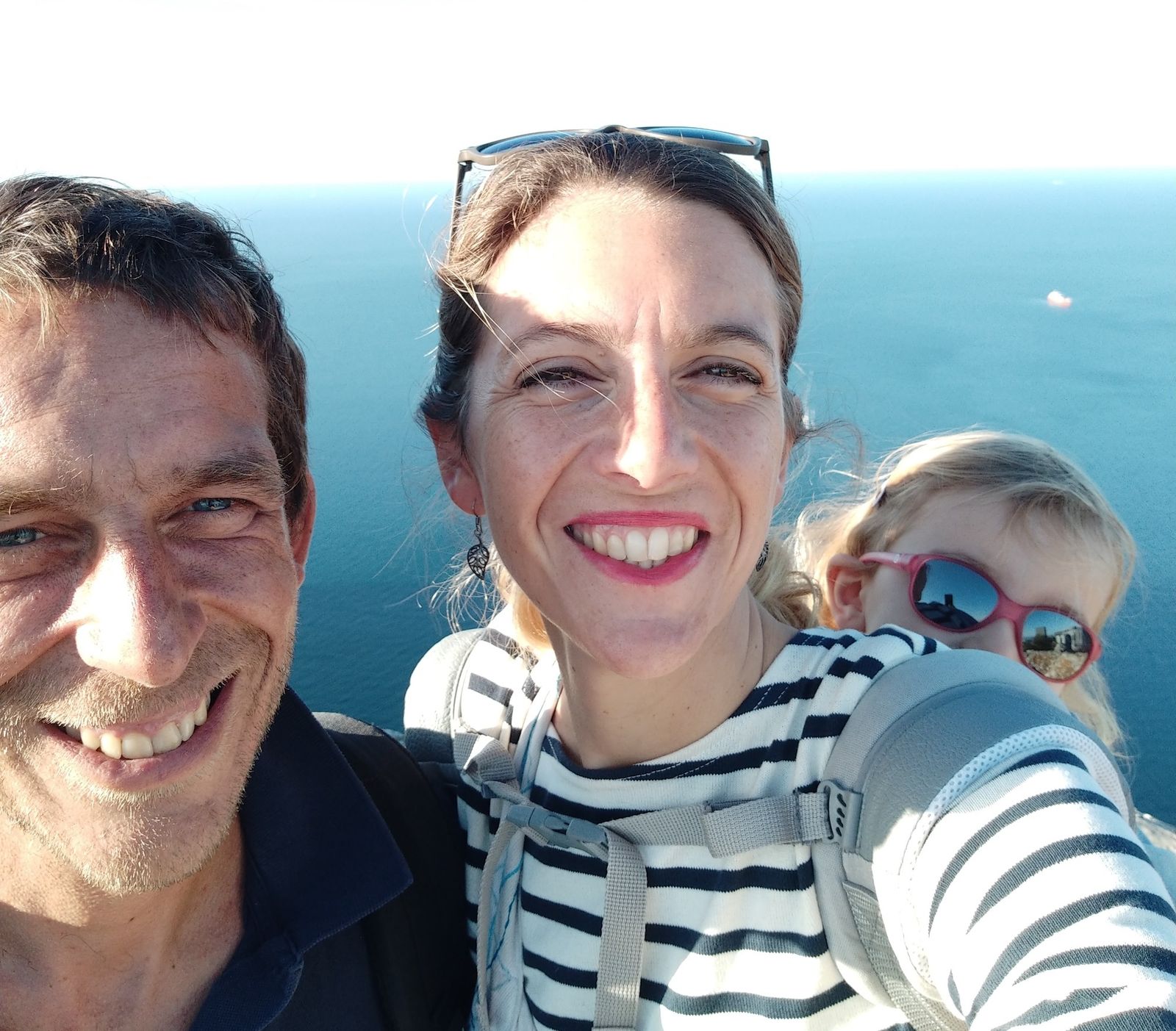 Fred, Amandine y Charlotte, que viven el confinamiento en un velero