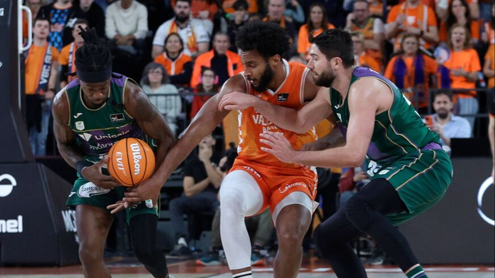 Perry pelea por un balón.