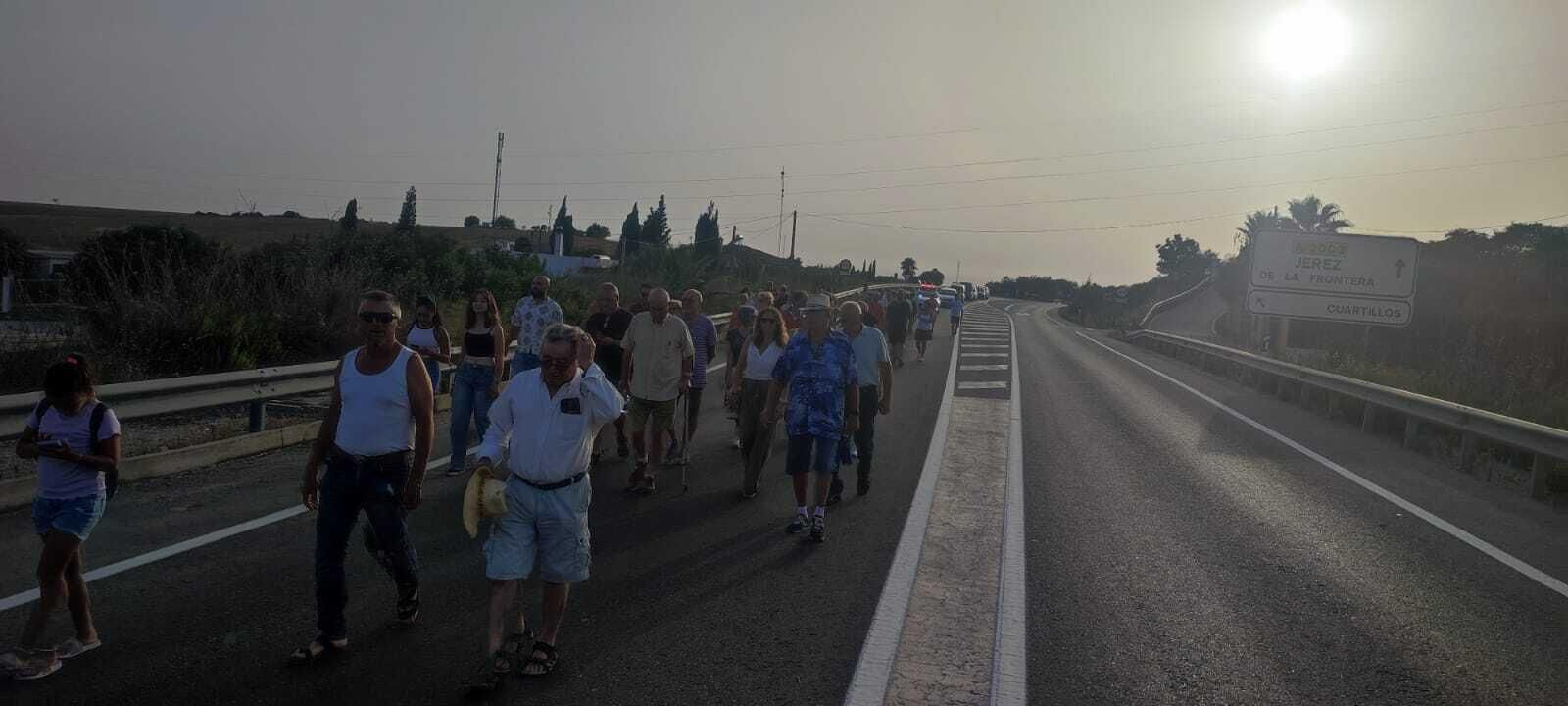 Marcha de vecinos de la zona rural para reclamar una carretera segura. Marcha de vecinos de la zona rural para reclamar una carretera segura.