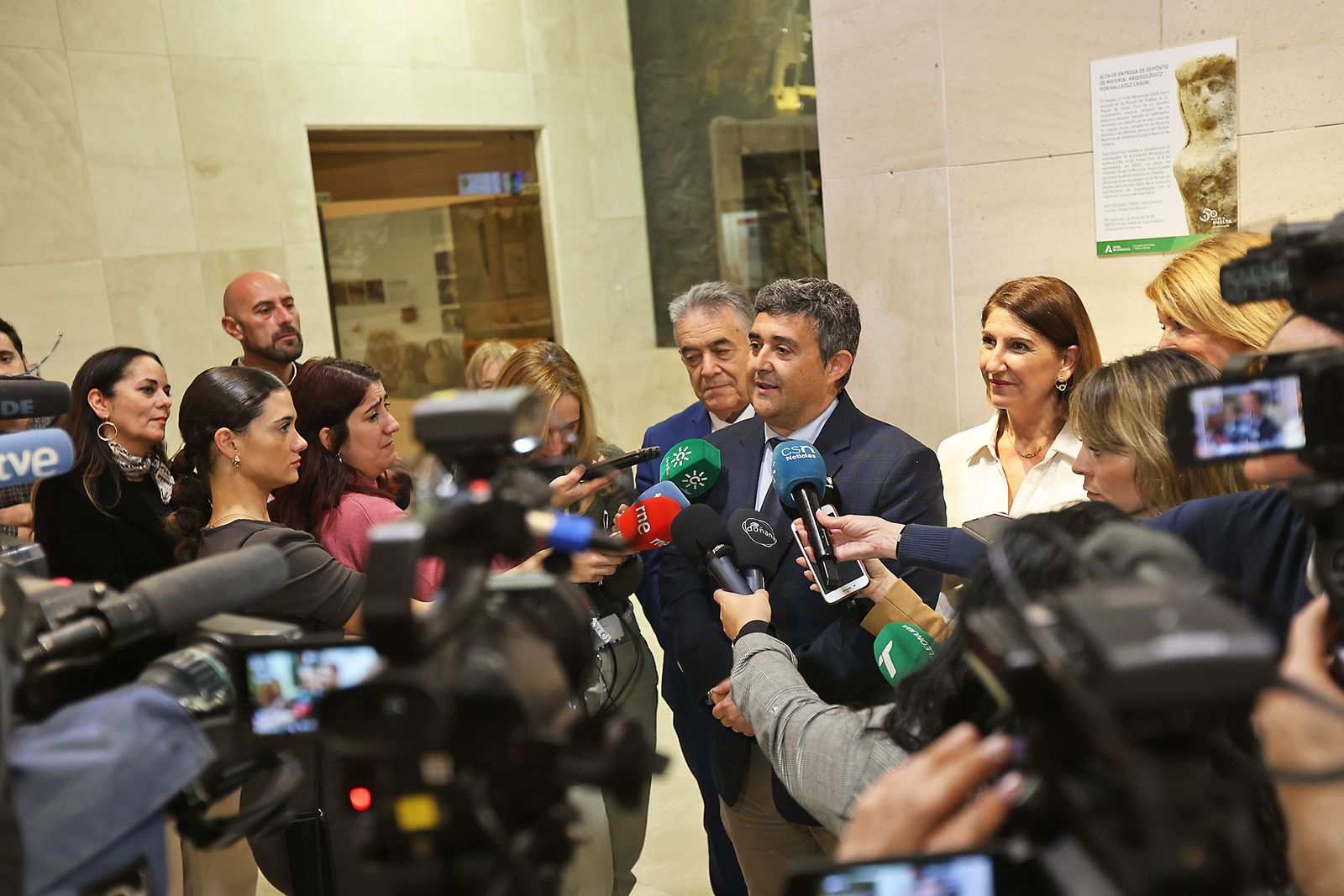 Imágenes de la Recepción en el Museo de Huelva del silbato turdetano hallado en Doñana
