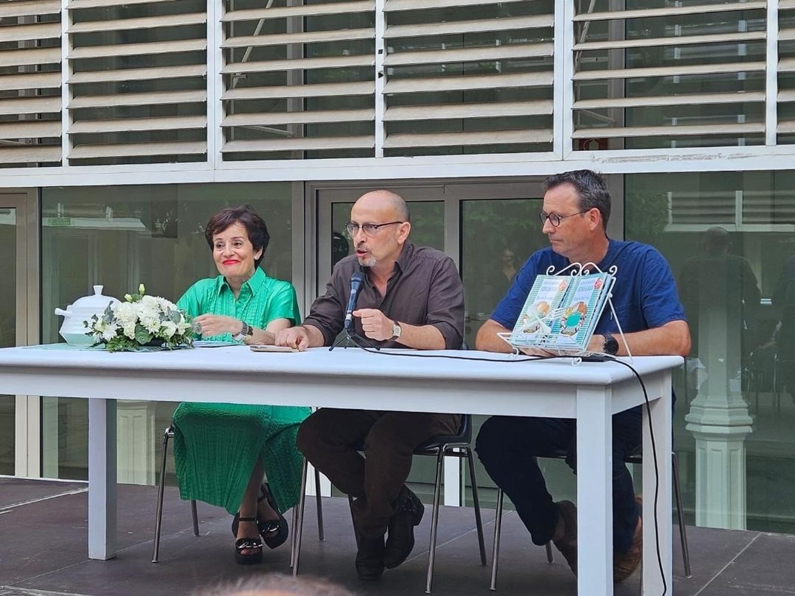 La bloguera y escritora de gastronomía Charo Barrios con el director de la editorial Q-Book y el chef  Estrella Michelin León Griffioen, durante la presentación del nuevo libro.