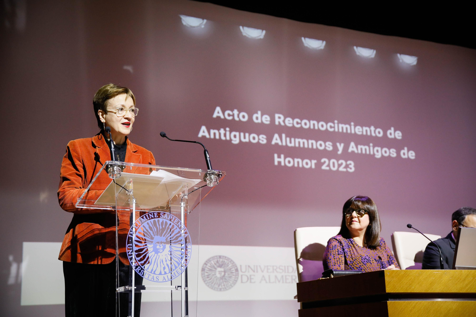 Imágenes del acto de reconocimiento a antiguos alumnos y amigos de honor en la UAL