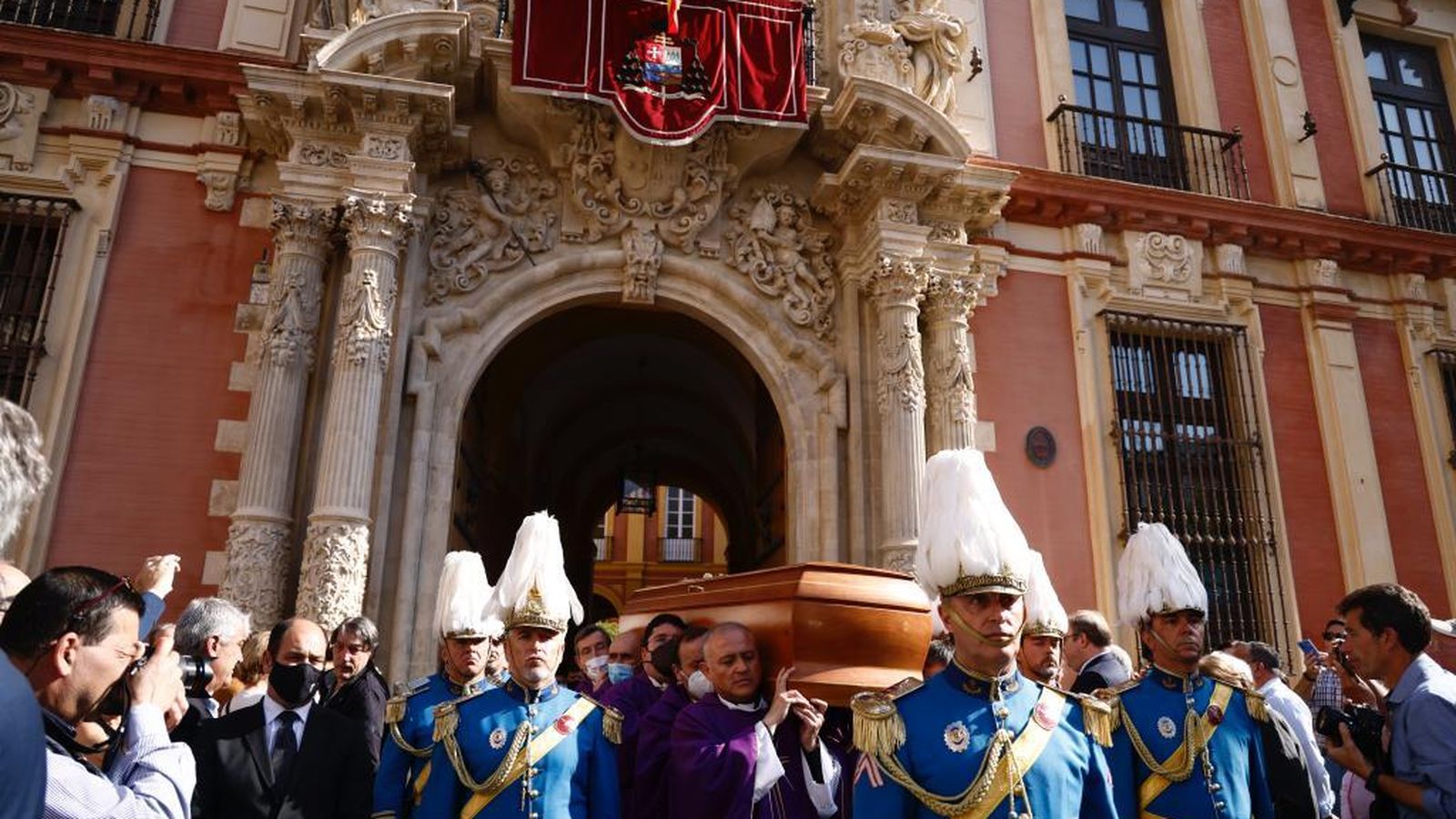 El cuerpo de Amigo, portado a hombros en su salida del Palacio Arzobispal.