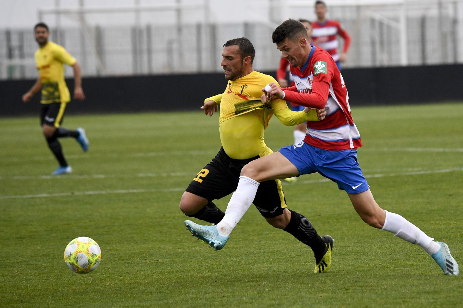 Butzke disputa un balón en el último partido del Recreativo