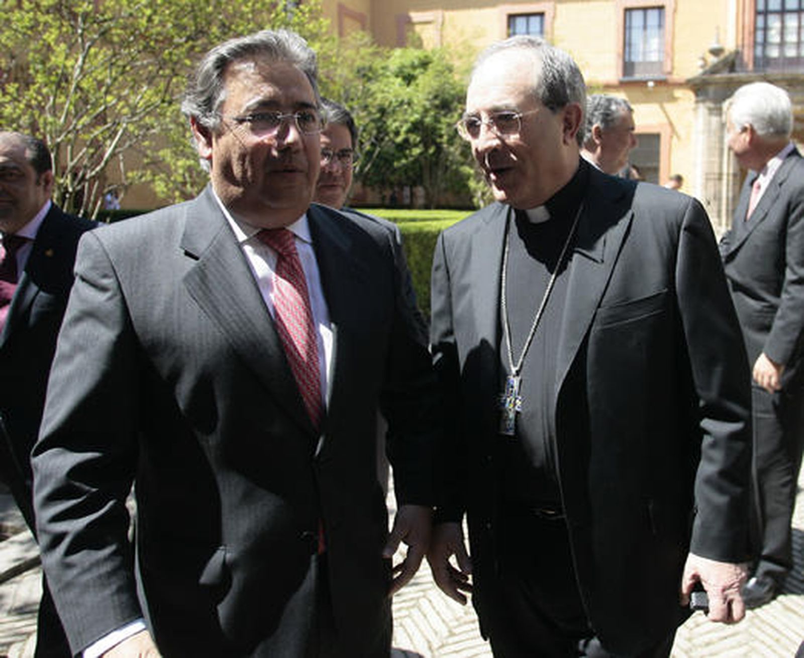 Zoido junto al arzobispo de Sevilla.

Foto: Juan Carlos Munoz