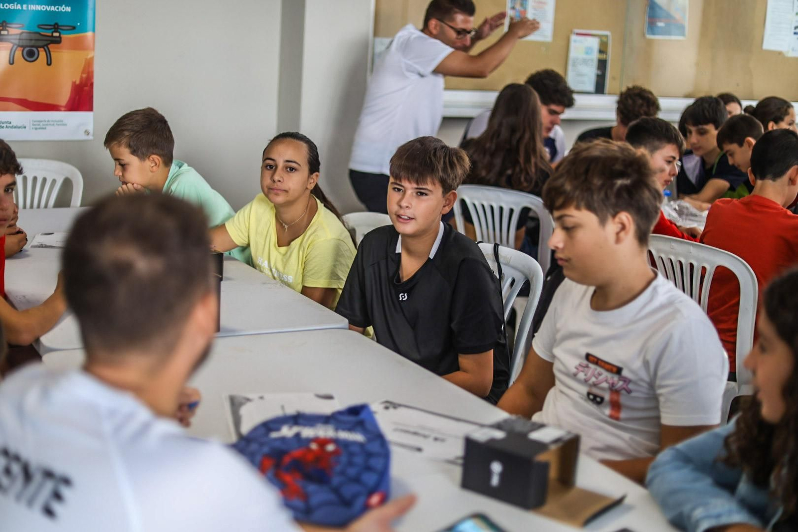 Imágenes del primer campamento Tecnotribu, en el Polideportivo Municipal Diego Lobato