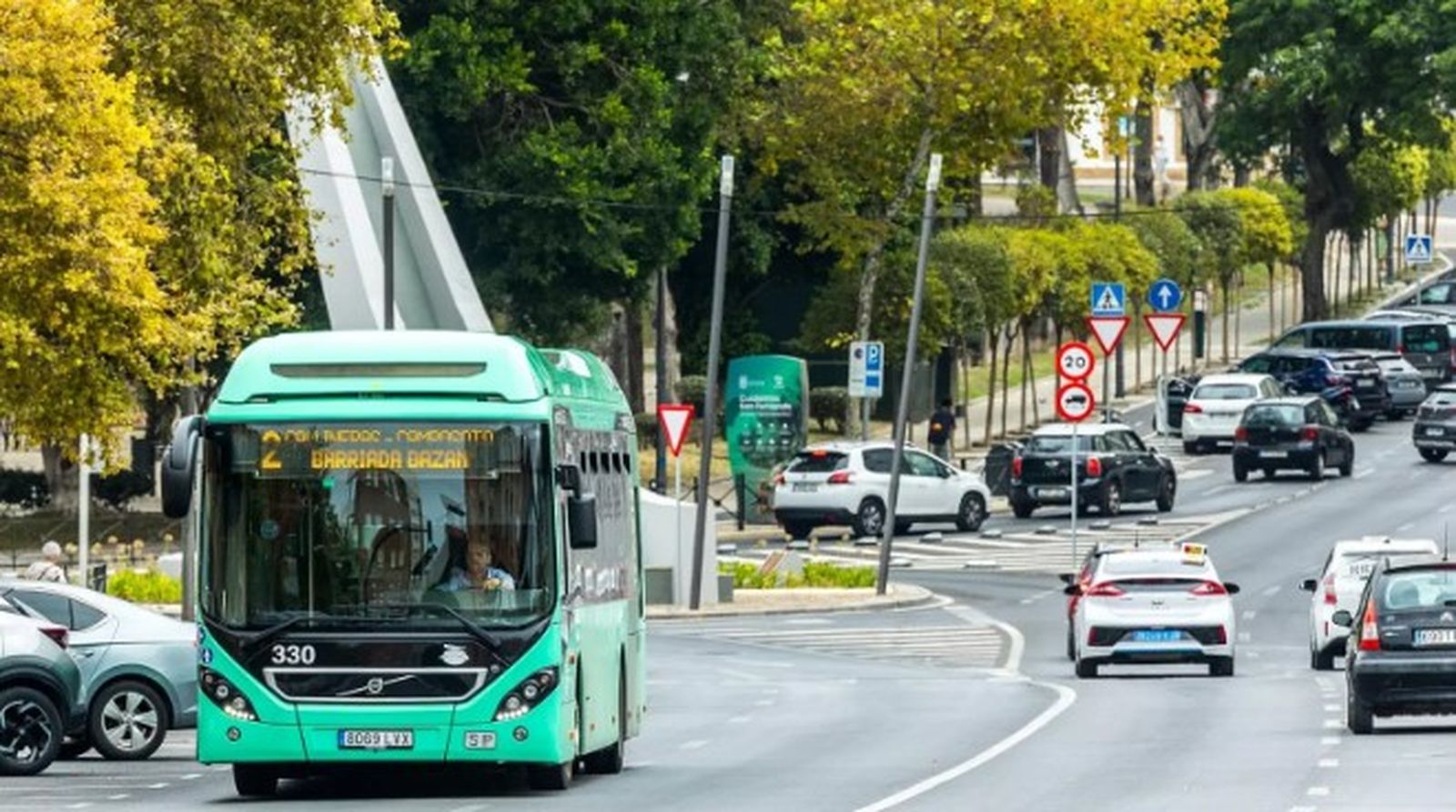 Un autobús urbano, circulando por la calle Arenal en una imagen de archivo.