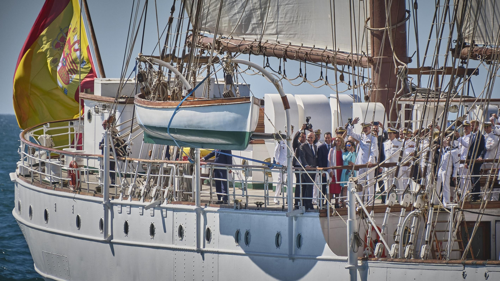 Parada naval y aérea en homenaje a Elcano en aguas de Sanlúcar. Parada naval y aérea en homenaje a Elcano en aguas de Sanlúcar.