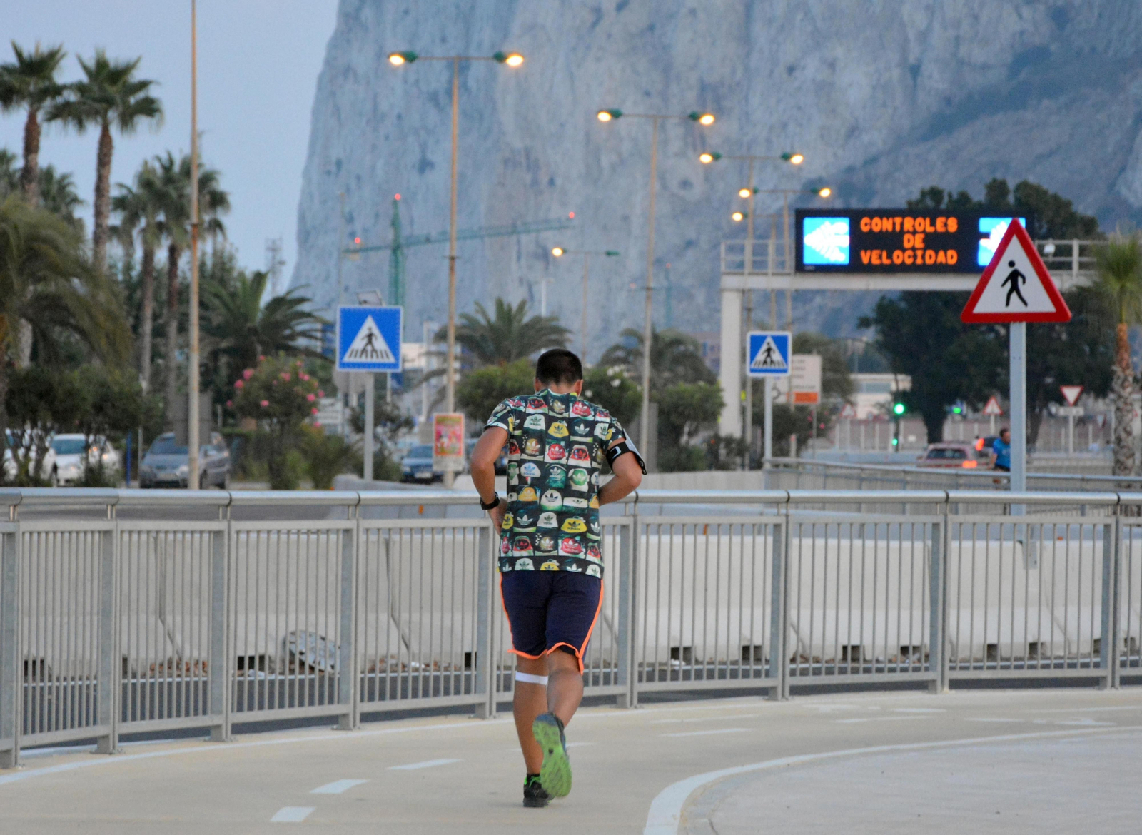 Una persona hace deporte en La Línea