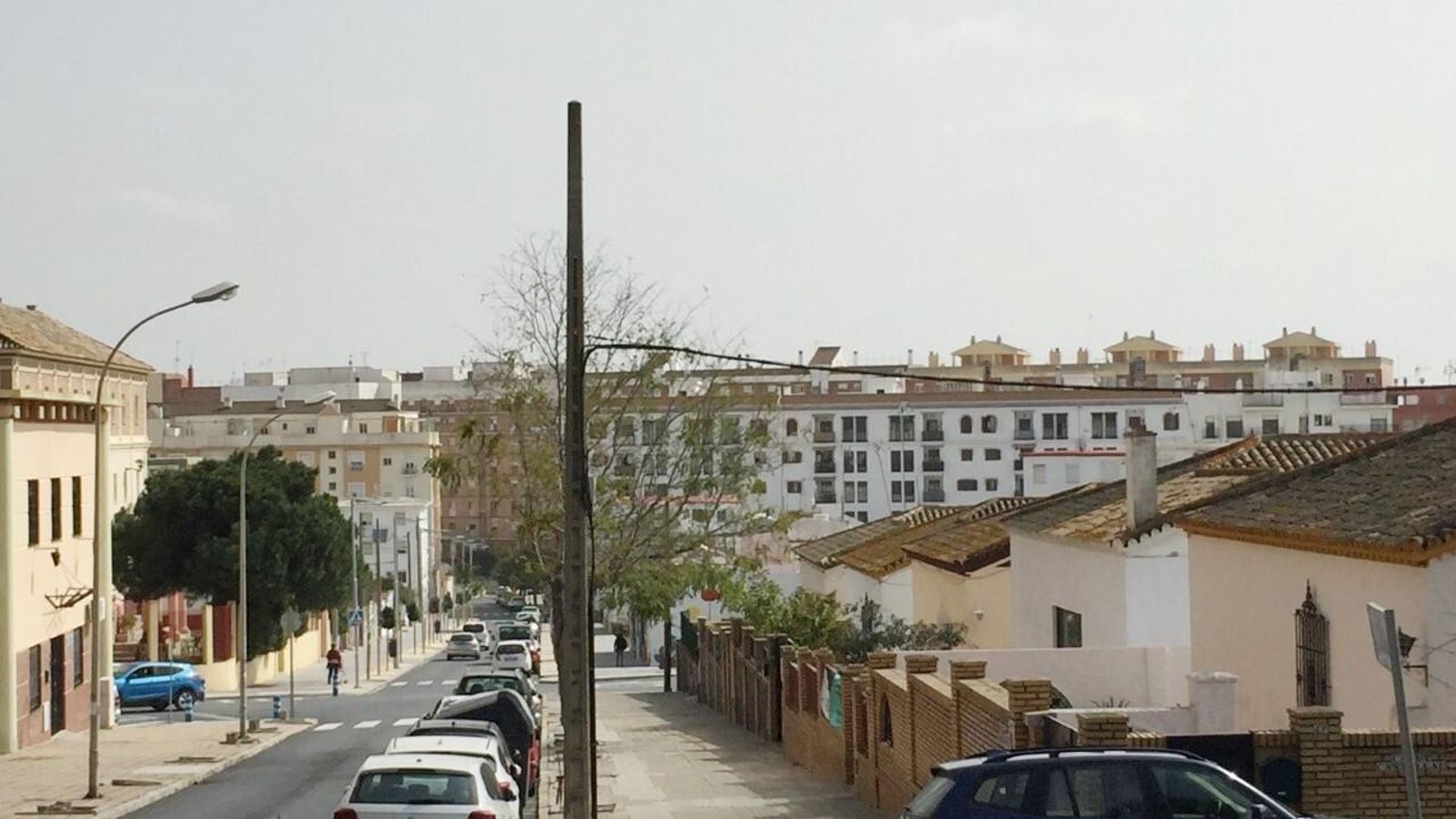 La calle Marchena en la actualidad y al fondo la barriada de las Adoratrices.