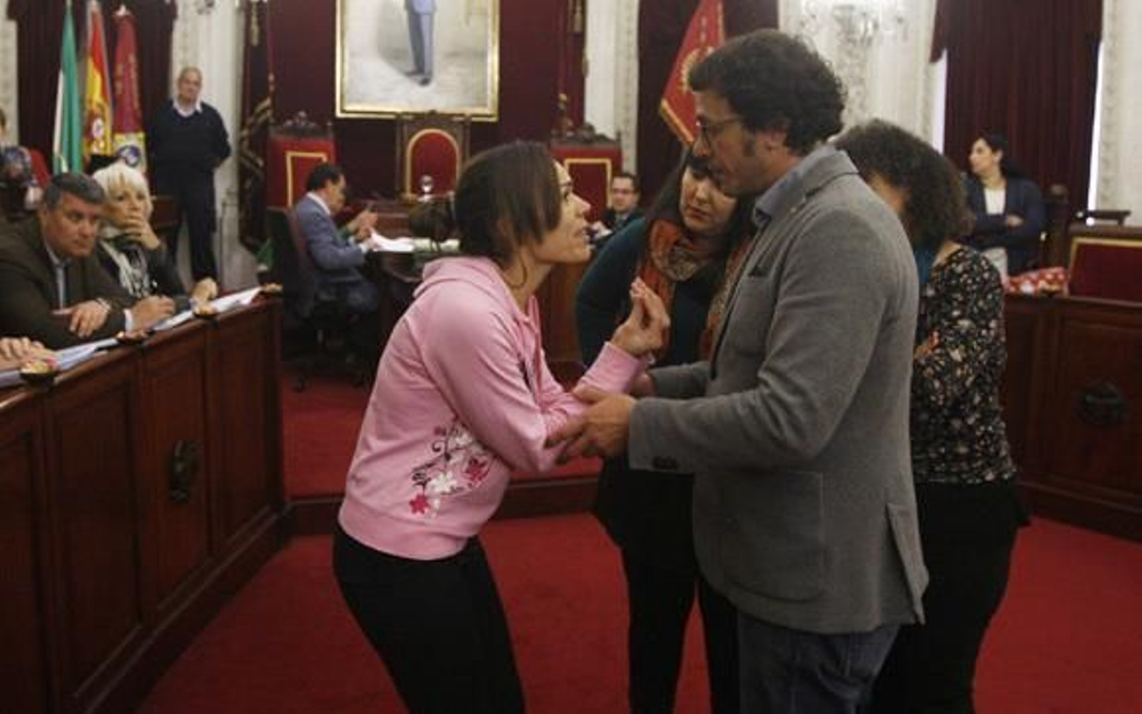 El alcalde intenta calmar a la mujer tras sus protestas en el pleno. /Joaquín Pino