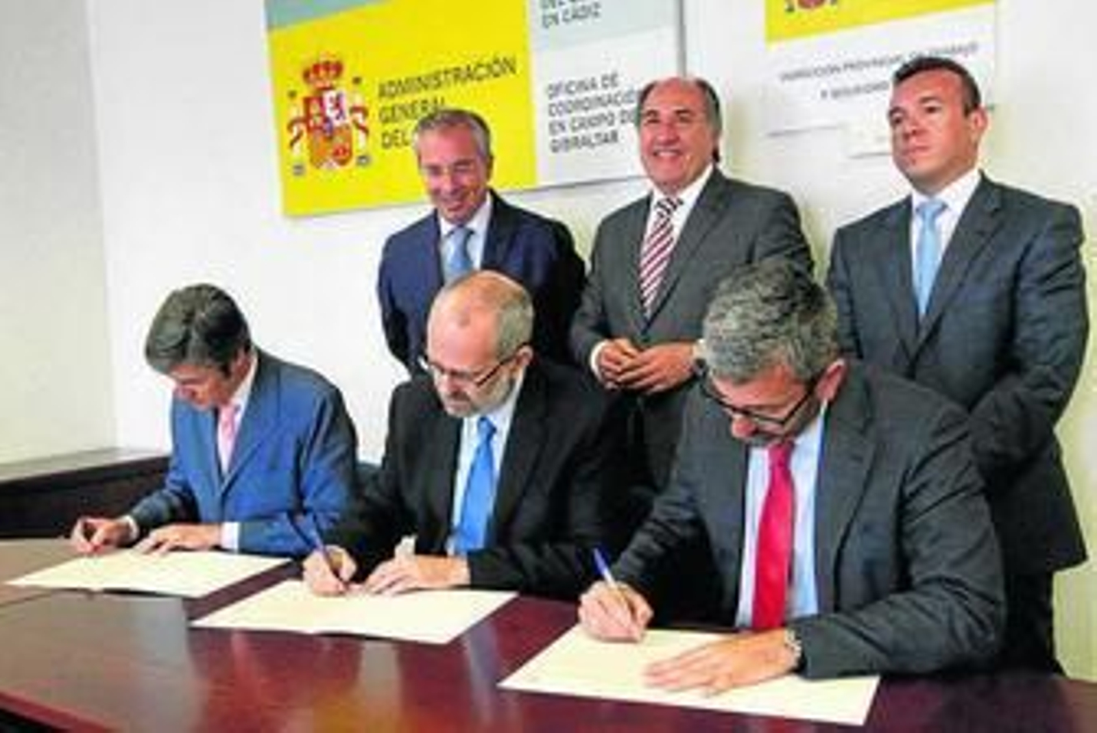 Un momento de la firma del convenio, ayer por la mañana.