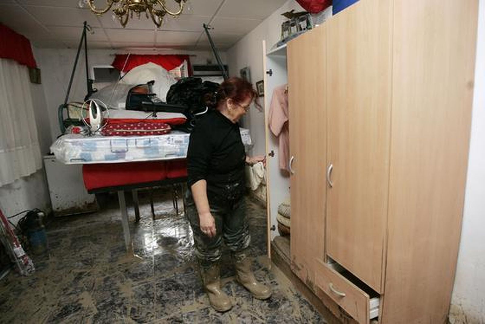 Los afectados por las inundaciones realizan trabajos de limpieza de agua y lodo acumulado.

Foto: Óscar Barrionuevo