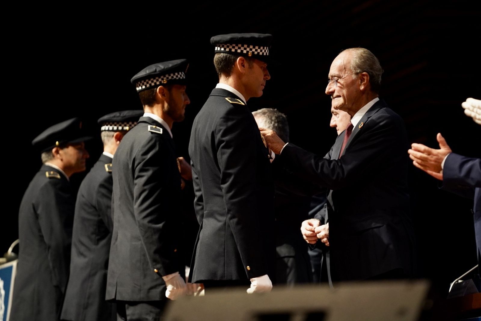 Francisco de la Torre condecorando a varios agentes