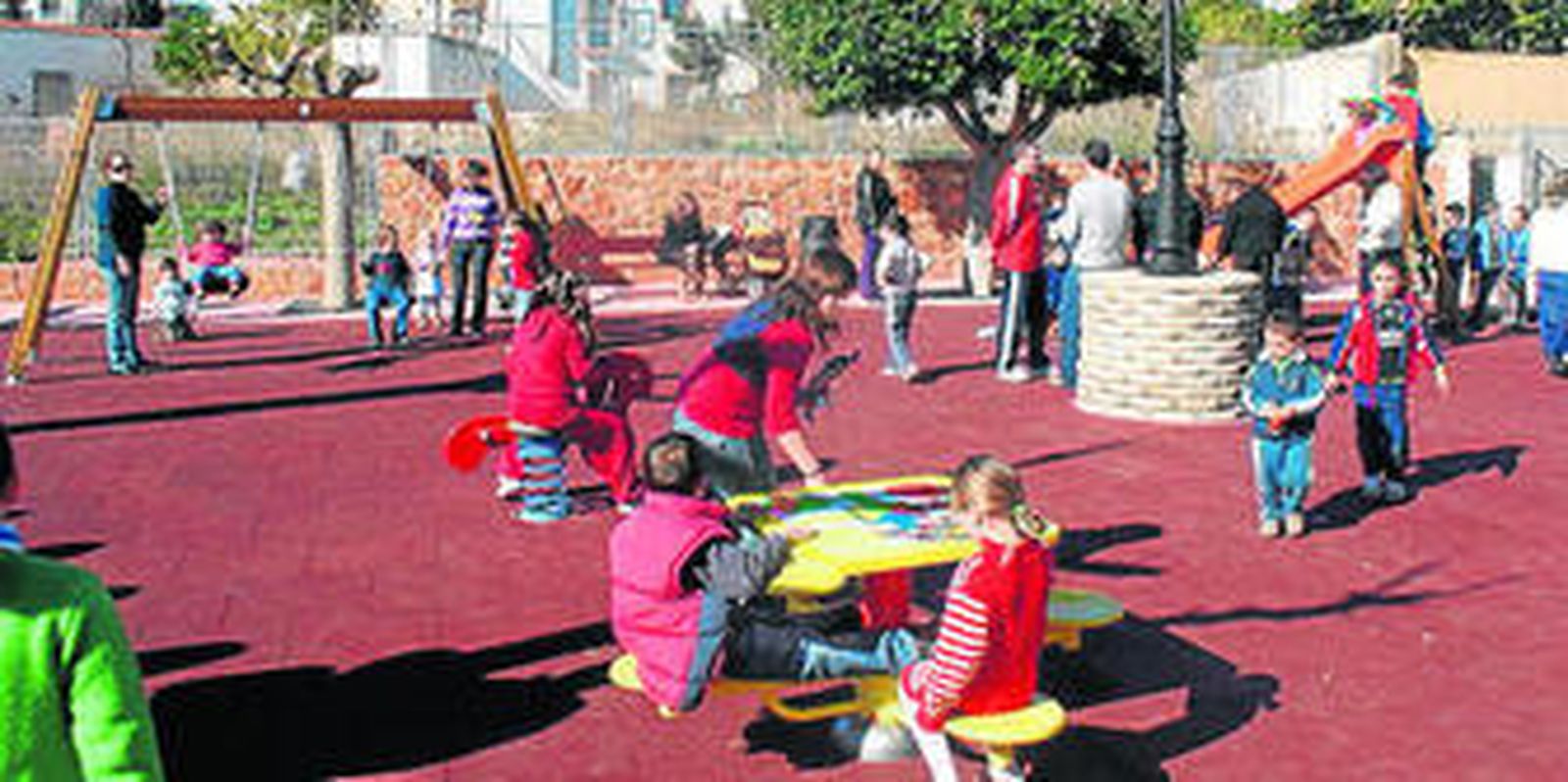 Los niños juegan en un parque de la zona