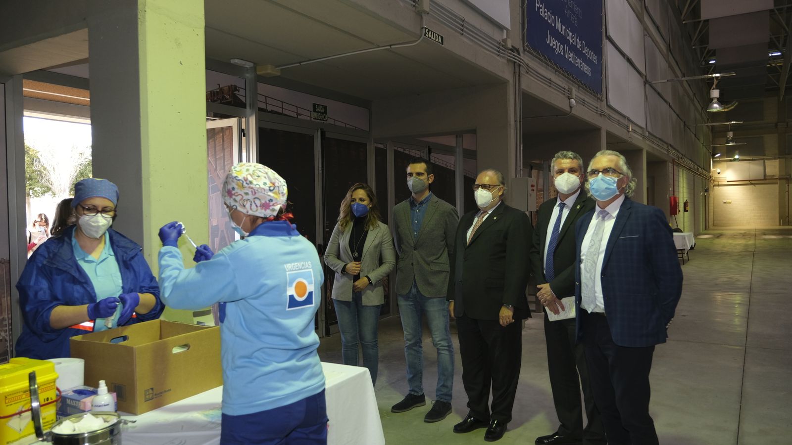 Las autoridades han visitado el palacio para ver el funcionamiento del protocolo de vacunación.