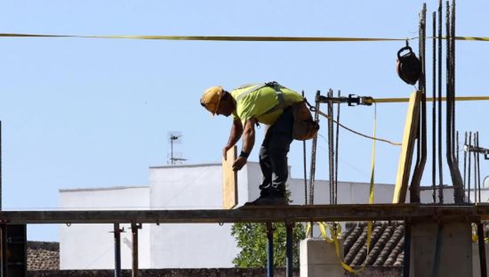 Trabajador de la construcción en mitad de su jornada.