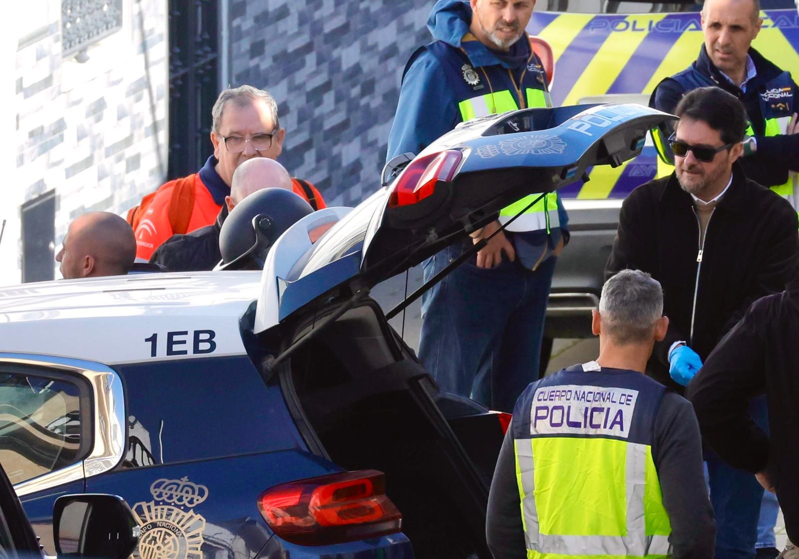 Las imágenes del despliegue policial por un hombre que se ha atrincherado en Camas