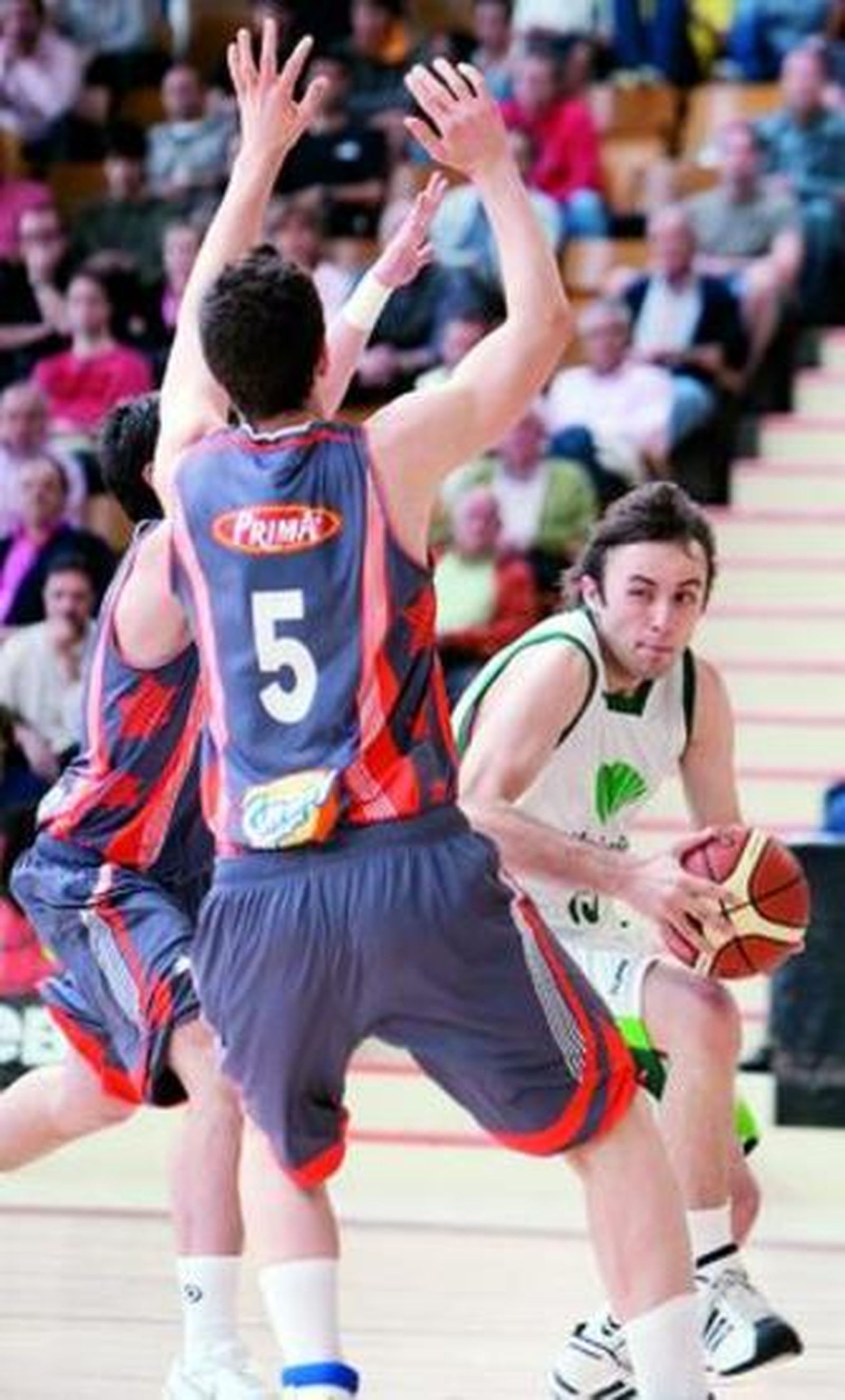 El cajista Miguel Ortega intenta superar la defensa del Pamesa.