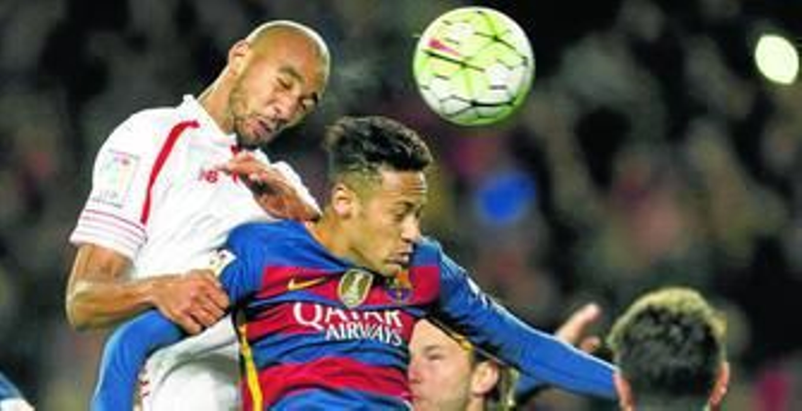 N'Zonzi, que cuajó otro gran partido y que será baja en la final de Copa, se impone por arriba a Neymar.