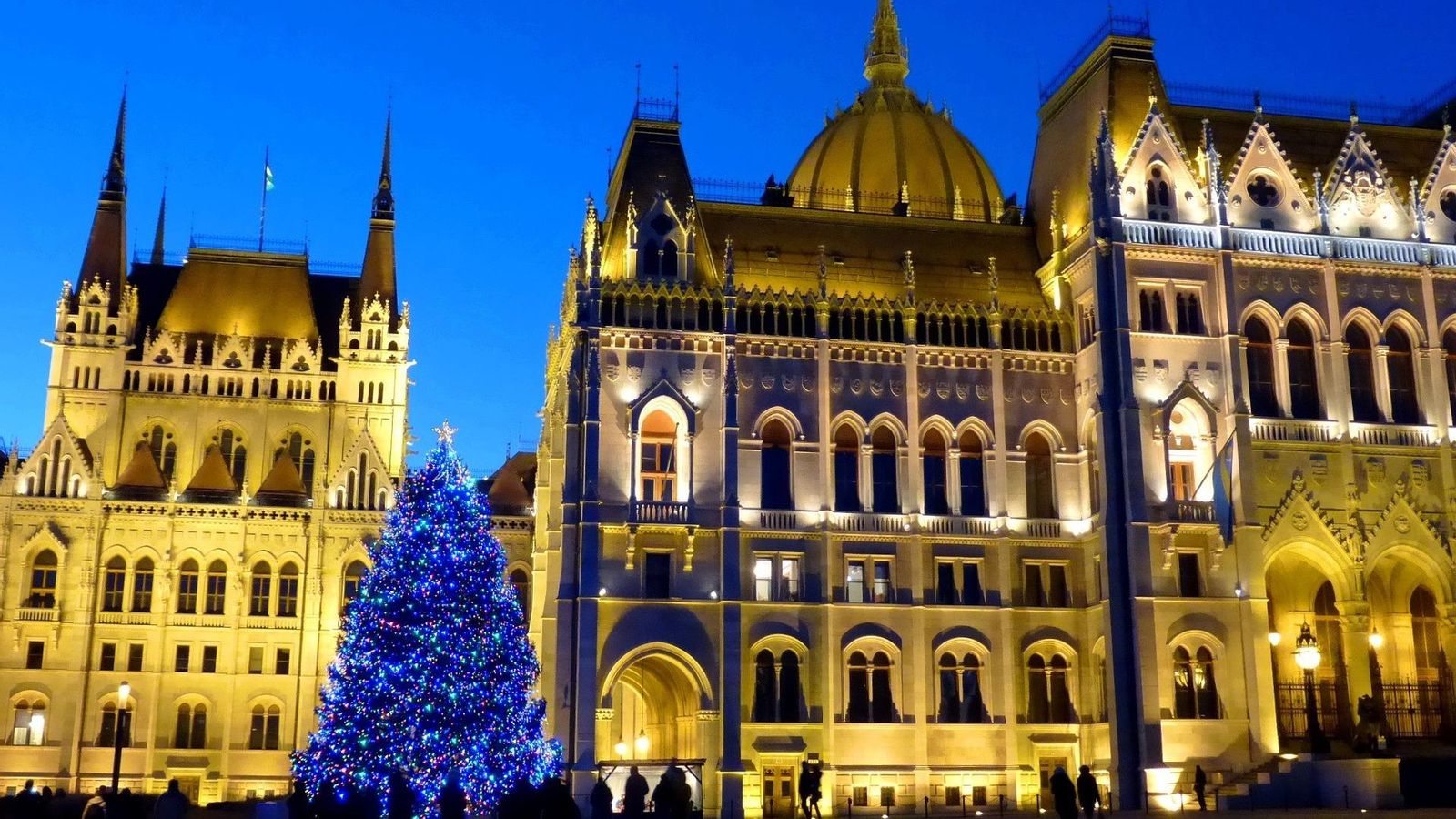 Árbol de Navidad frente al Parlamento húngaro