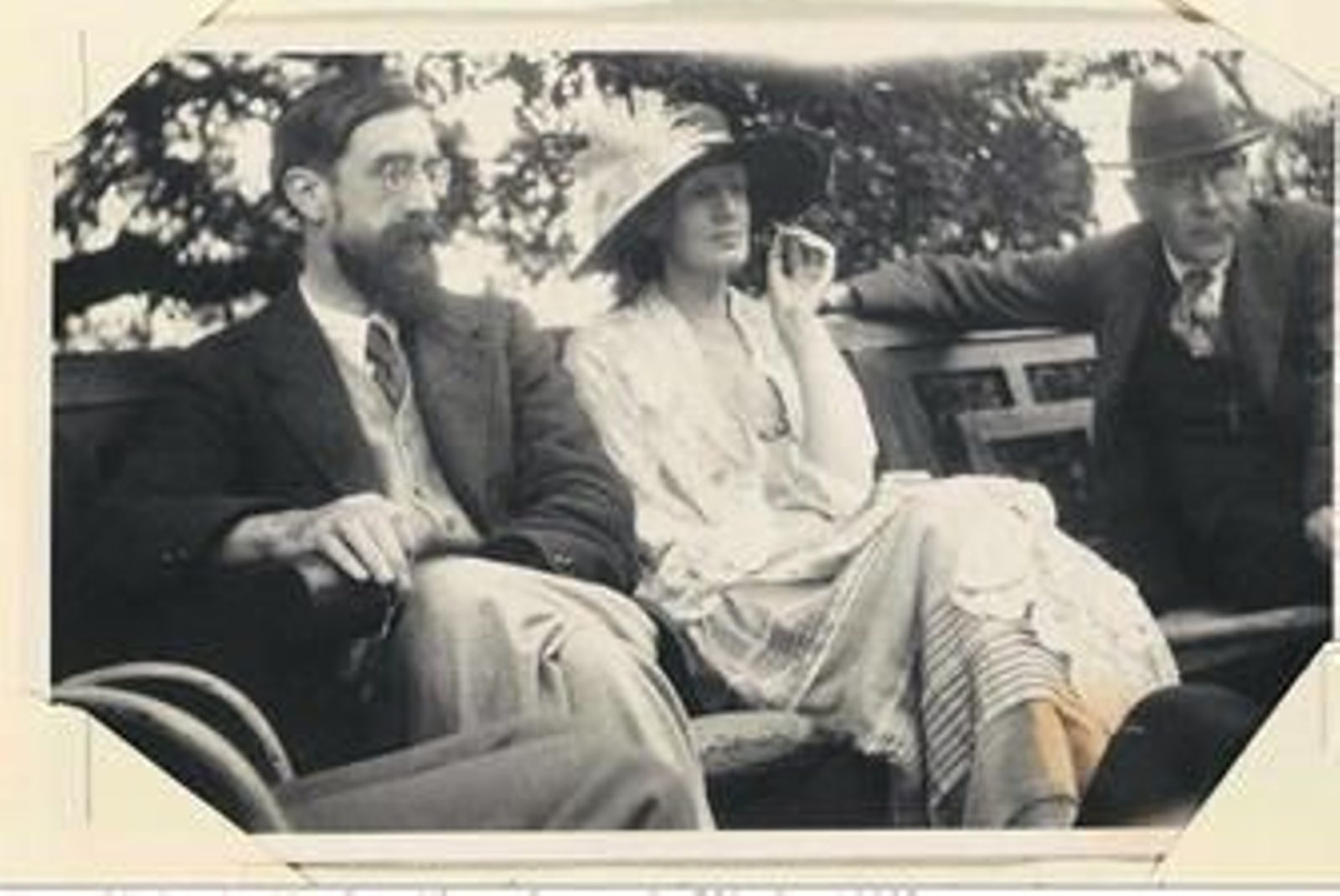 1. Virginia con el escritor y amigo Lytton Stiache, a quien escribe sus viajes por España. 2. El Generalife fue uno de los espacios que más gustó a Virginia Woolf. 3 . La escritora, durante su juventud. 4. En Granada se alojó en el Hotel Washington Irving, en el recinto de la Alhambra. 5 . Retrato de la inglesa.