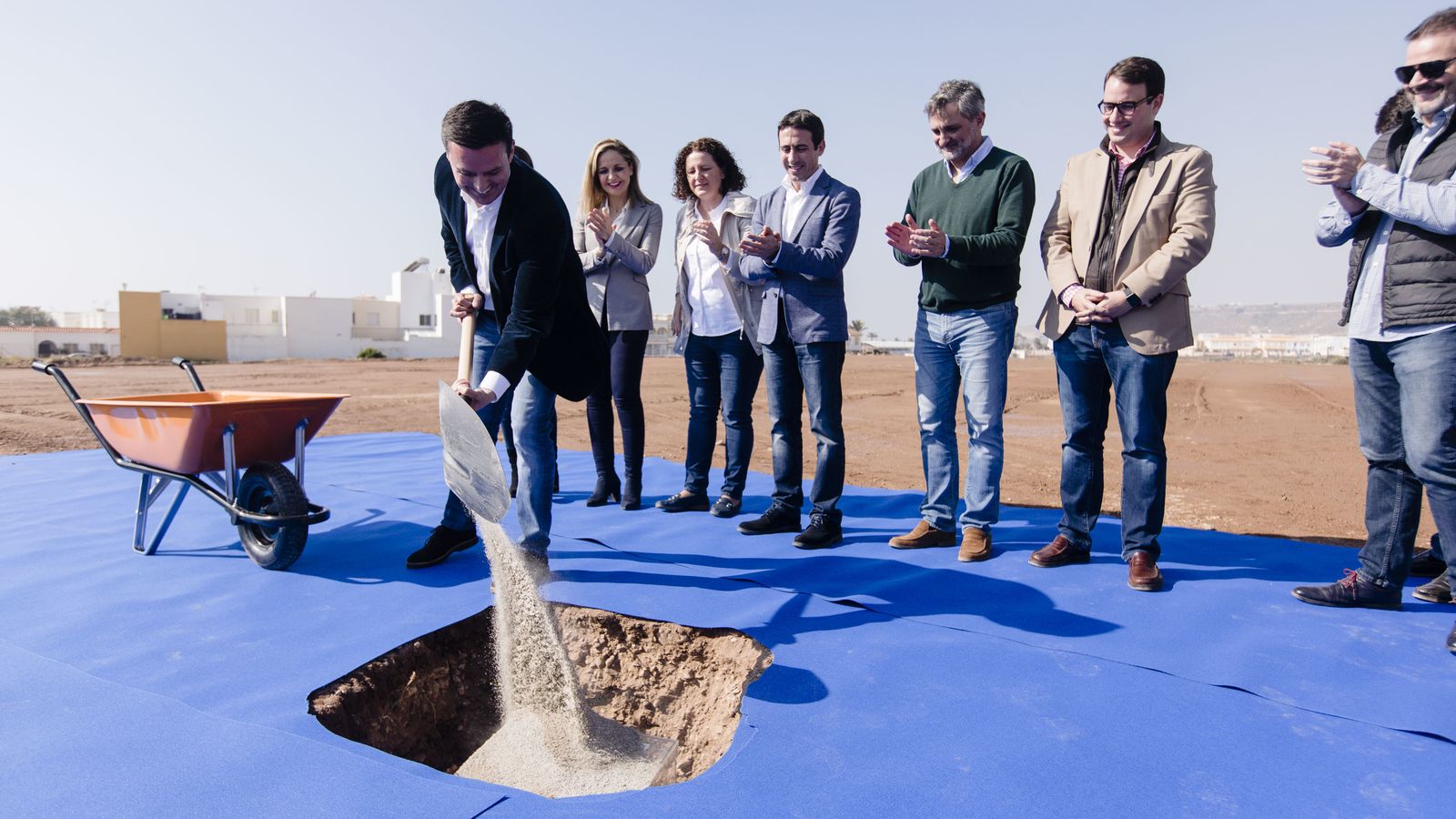 El presidente de la Diputación Provincial entierra la primera piedra de la instalación deportiva