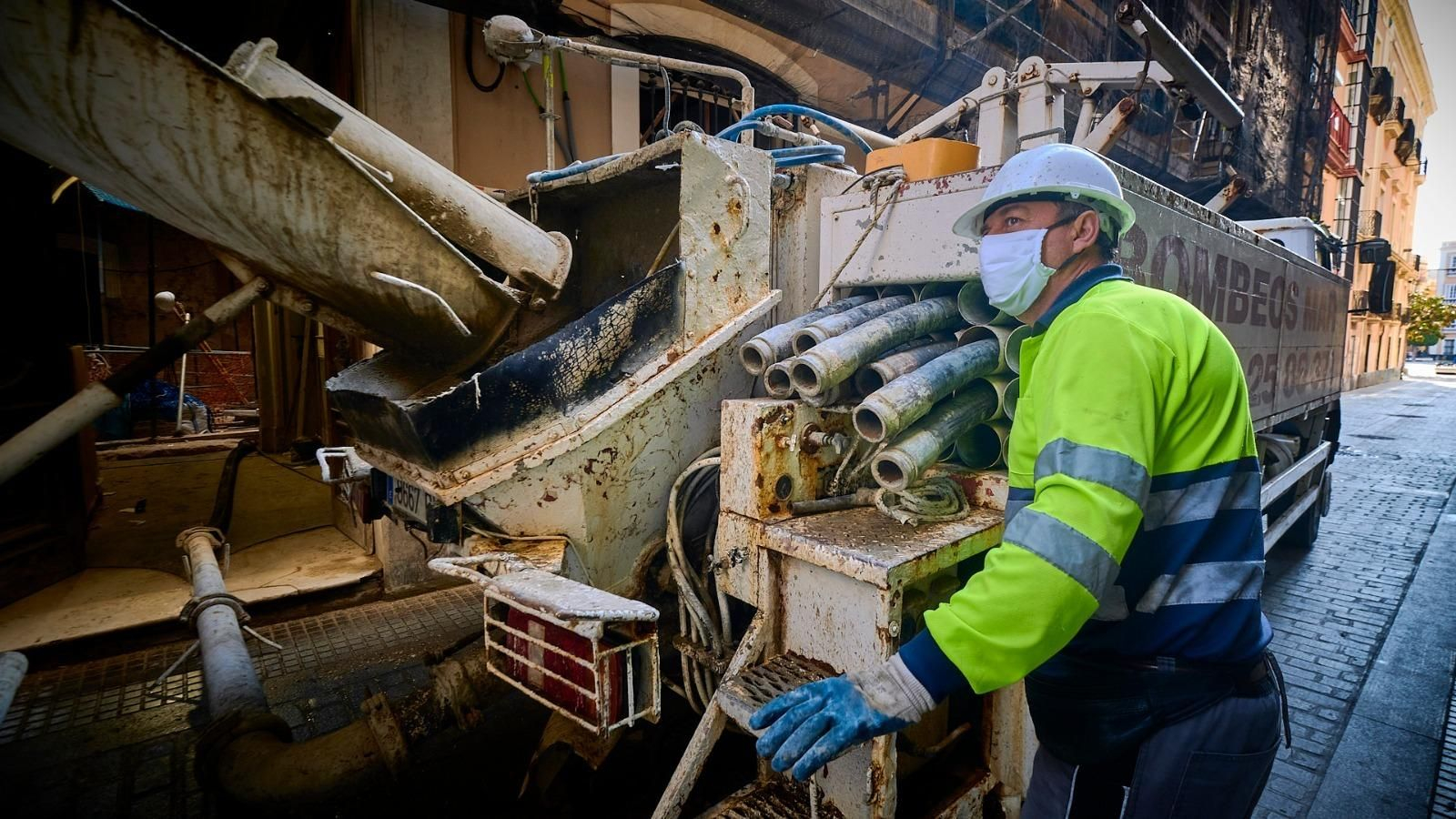 Un obrero descarga hormigón este lunes en la obra de la casa palacio de Veedor.